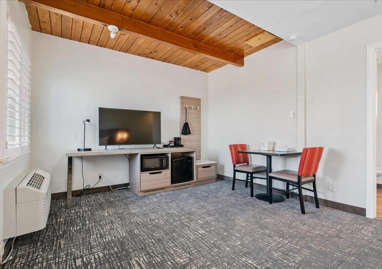 TV and multimedia in Pacific Shores Inn - Morro Bay