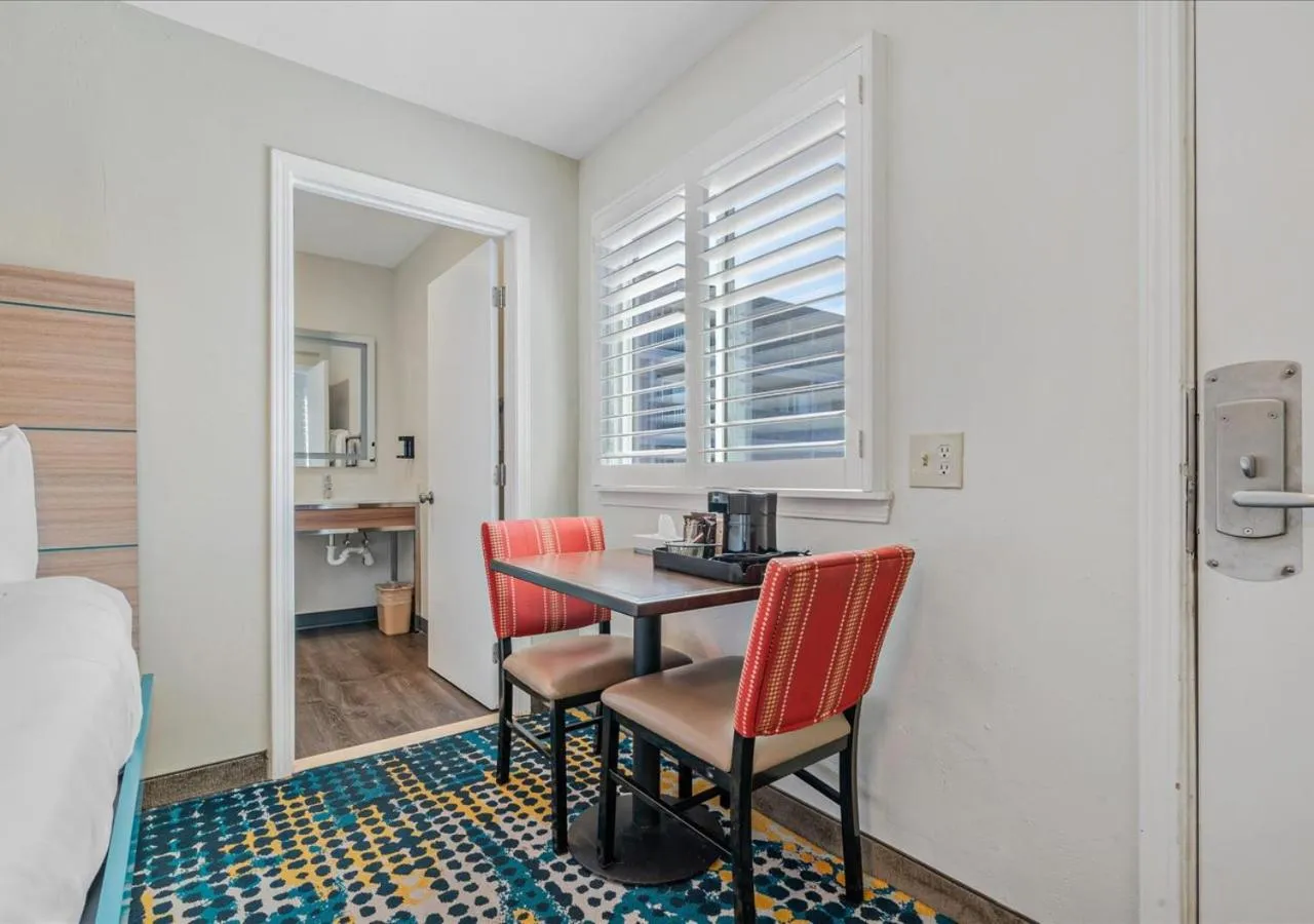 Seating area in Pacific Shores Inn - Morro Bay