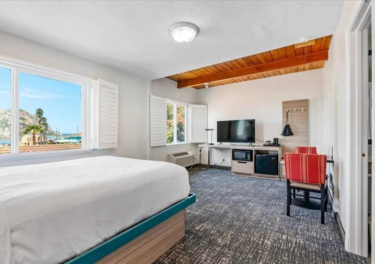 Photo of the whole room, Bed in Pacific Shores Inn - Morro Bay Photo of the whole room, Bed in Pacific Shores Inn - Morro Bay