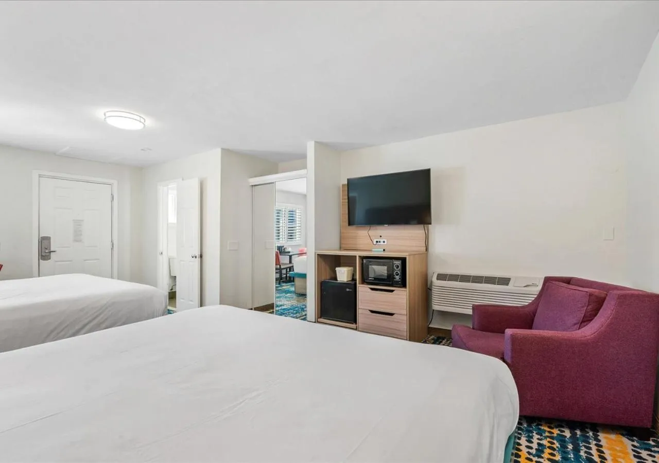 Bedroom, Bed in Pacific Shores Inn - Morro Bay