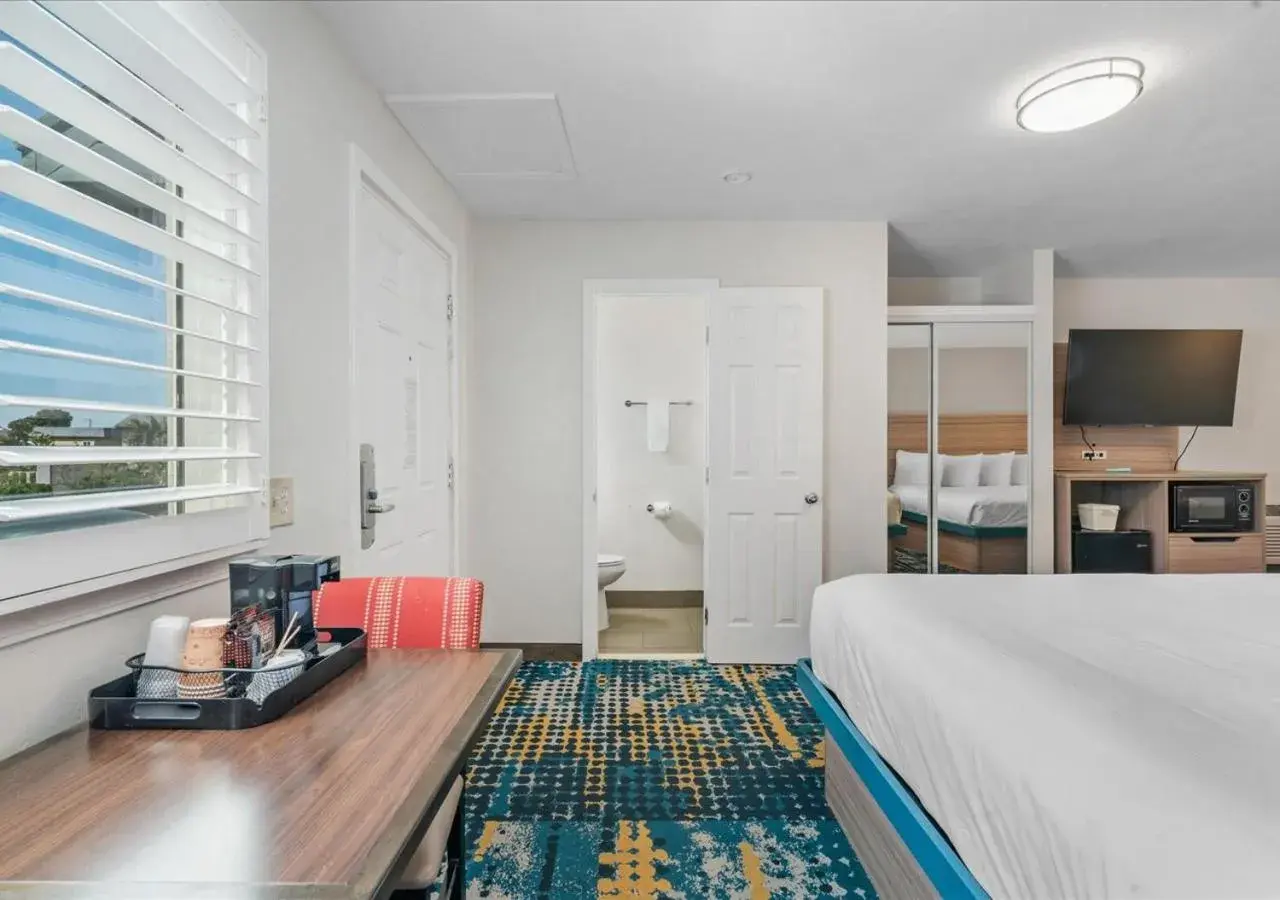 Photo of the whole room, Bed in Pacific Shores Inn - Morro Bay Photo of the whole room, Bed in Pacific Shores Inn - Morro Bay