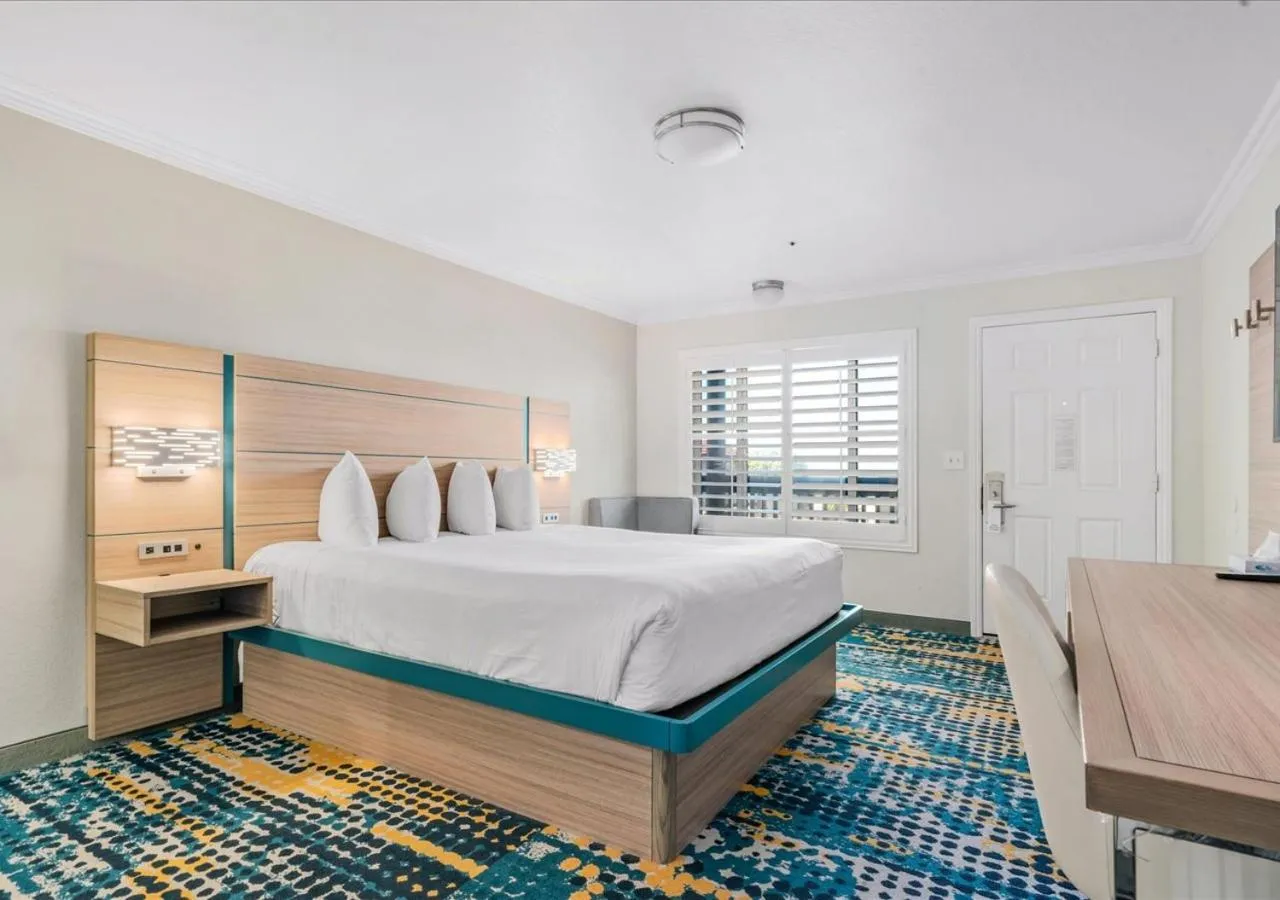 Photo of the whole room, Bed in Pacific Shores Inn - Morro Bay