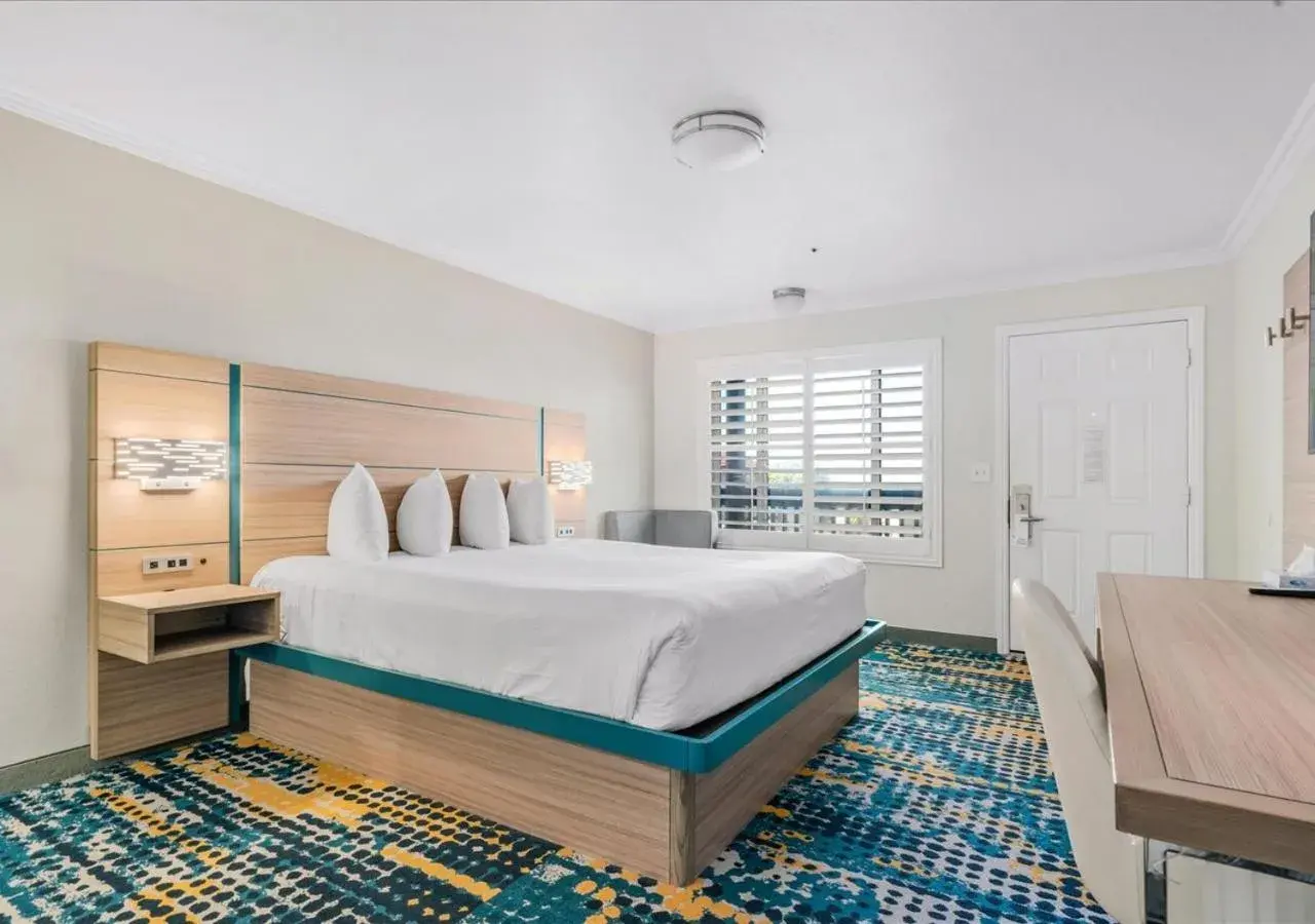 Photo of the whole room, Bed in Pacific Shores Inn - Morro Bay Photo of the whole room, Bed in Pacific Shores Inn - Morro Bay