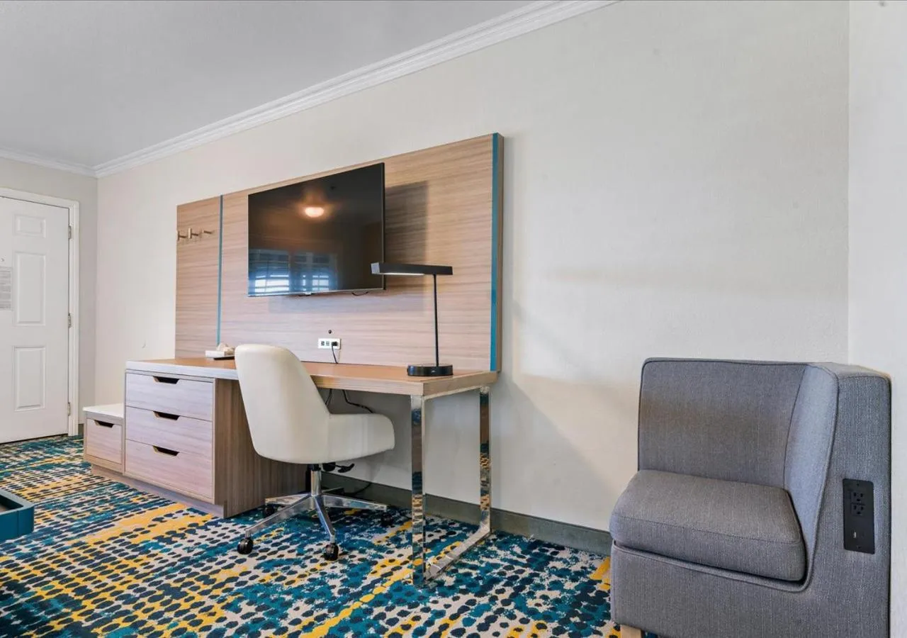 TV and multimedia, Bed in Pacific Shores Inn - Morro Bay