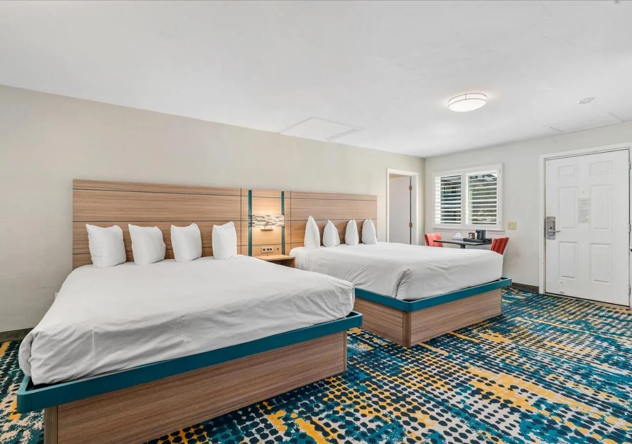 Bed in Pacific Shores Inn - Morro Bay