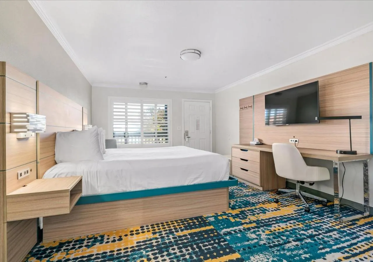 Bed in Pacific Shores Inn - Morro Bay