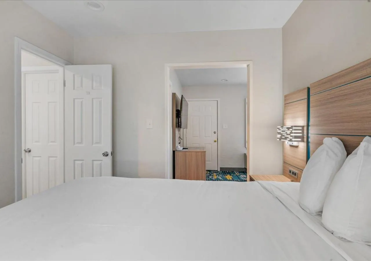 Bedroom, Bed in Pacific Shores Inn - Morro Bay