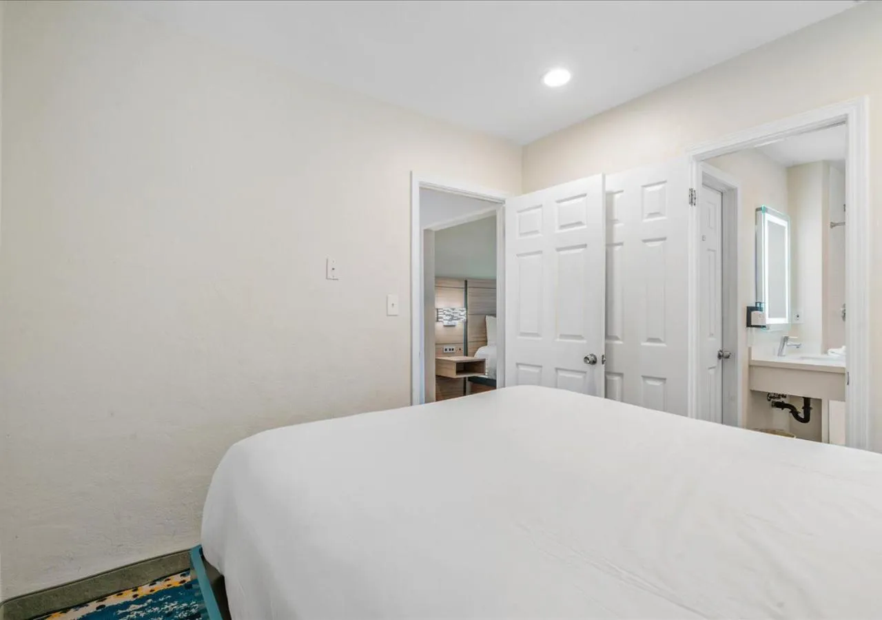 Bed in Pacific Shores Inn - Morro Bay