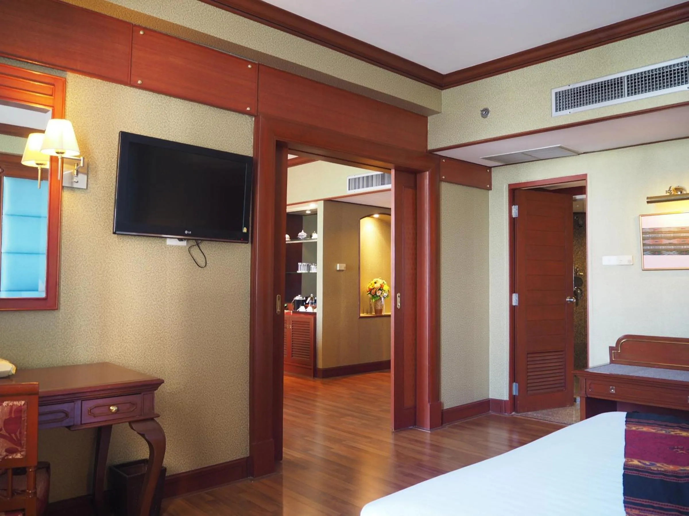 Bed in Charoen Thani Hotel, Khon Kaen