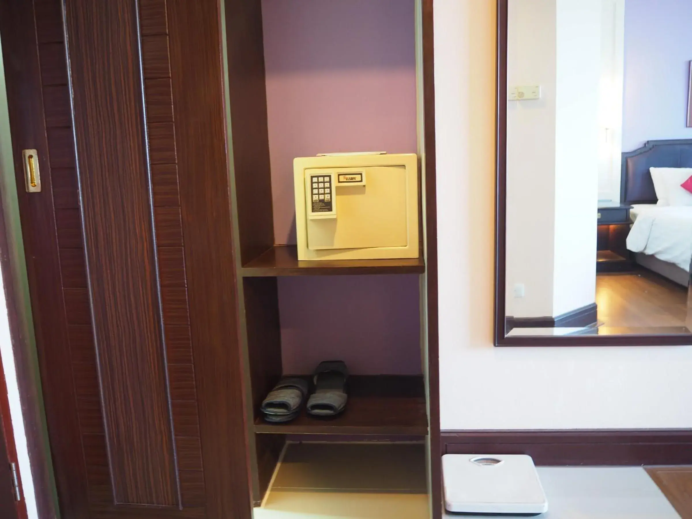 Bed in Charoen Thani Hotel, Khon Kaen Bed in Charoen Thani Hotel, Khon Kaen