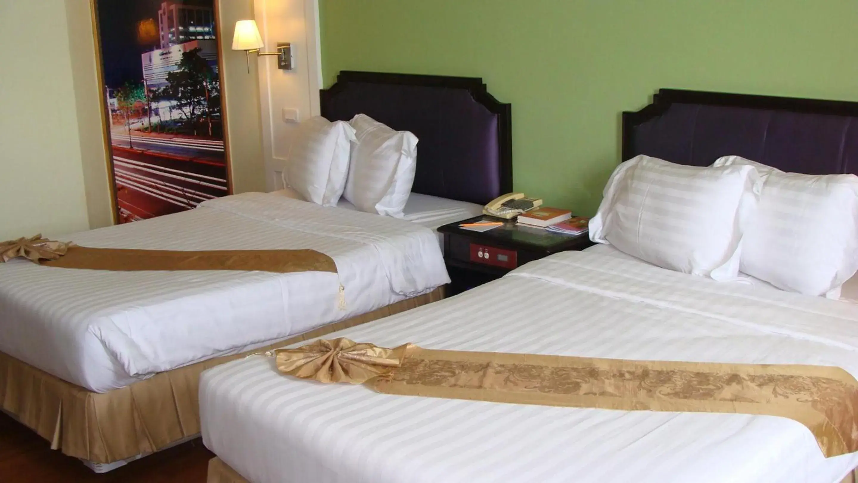 Photo of the whole room, Bed in Charoen Thani Hotel, Khon Kaen Photo of the whole room, Bed in Charoen Thani Hotel, Khon Kaen