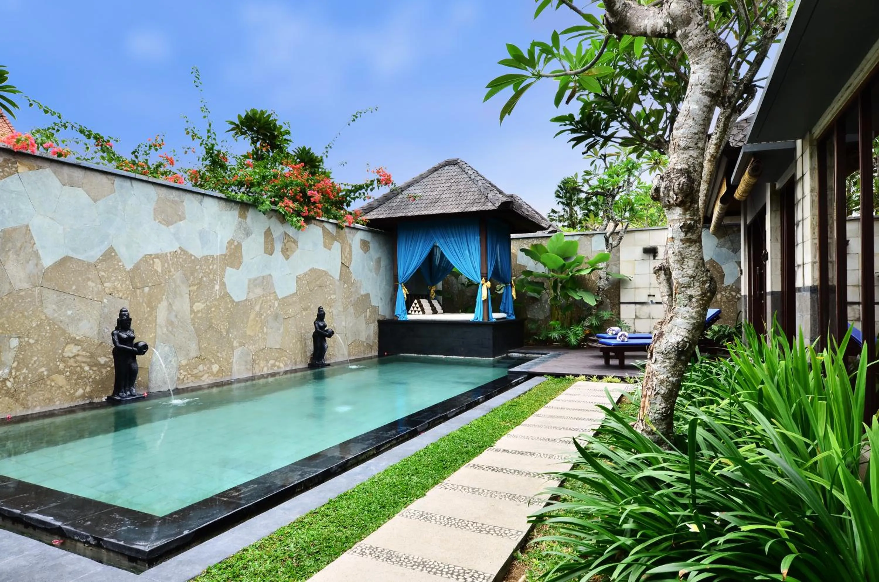 Swimming pool in The Khayangan Dreams Villa, Seminyak