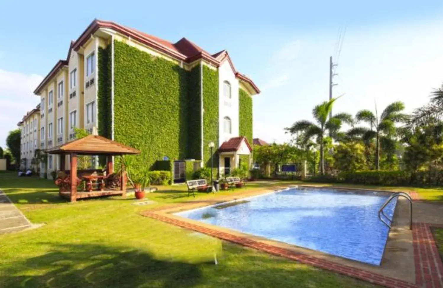 Swimming pool in Microtel by Wyndham Batangas Swimming pool in Microtel by Wyndham Batangas