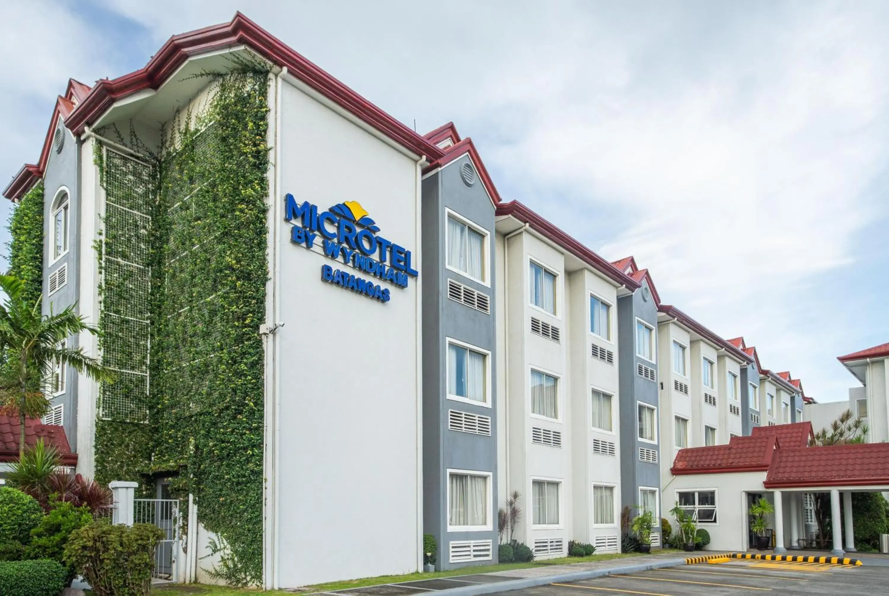 Property building in Microtel by Wyndham Batangas Property building in Microtel by Wyndham Batangas