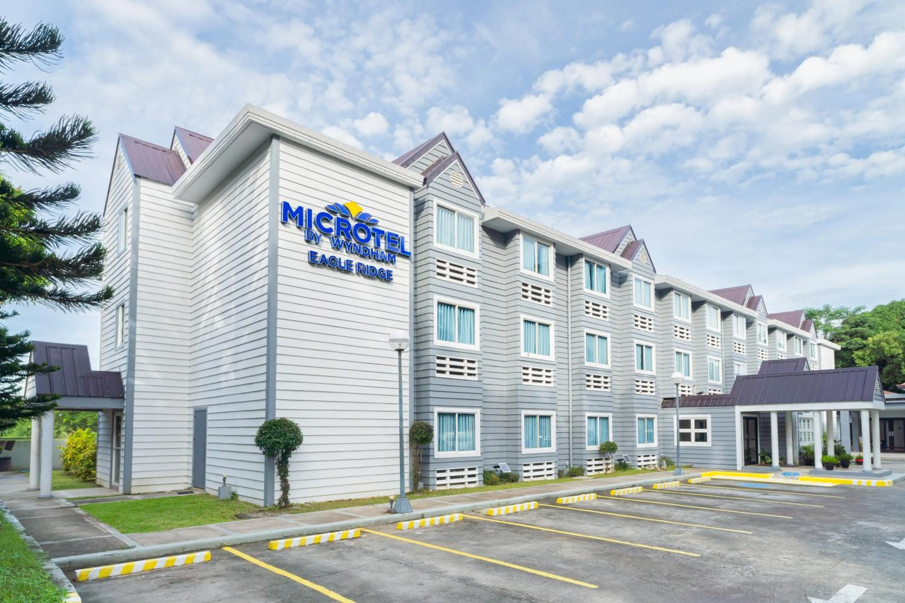 Facade/entrance in Microtel by Wyndham Eagle Ridge