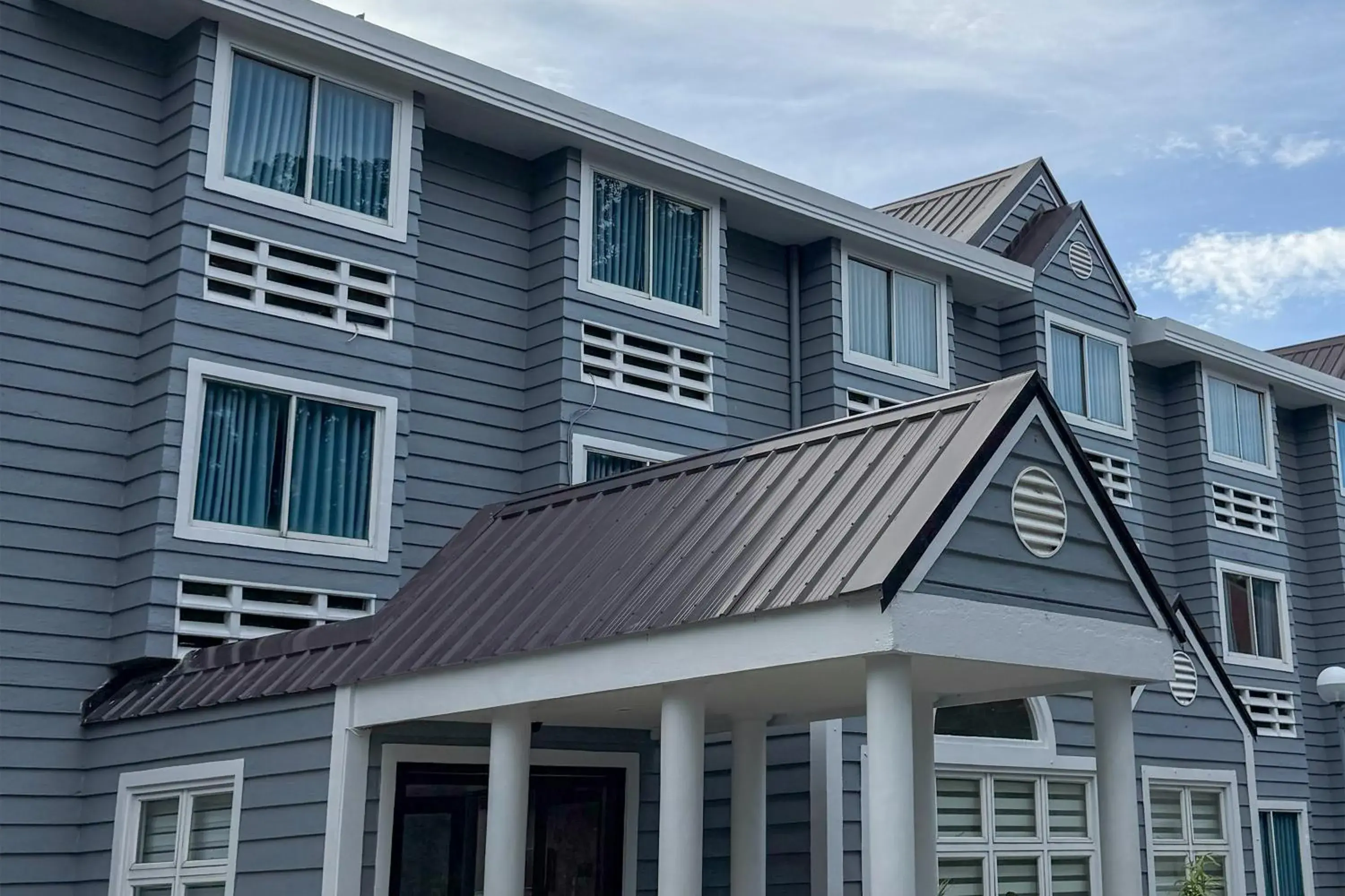 Property building in Microtel by Wyndham Eagle Ridge Property building in Microtel by Wyndham Eagle Ridge