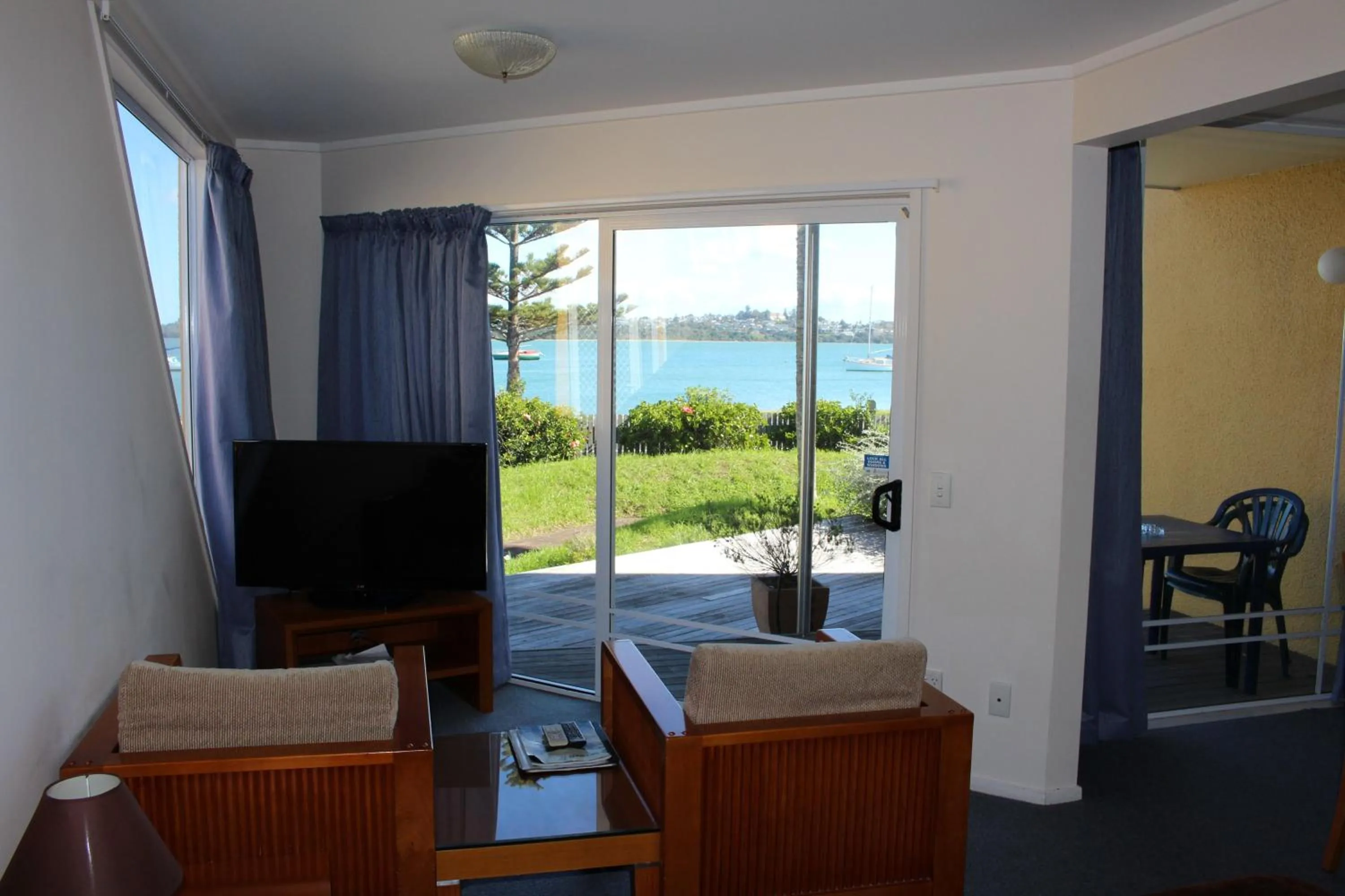 Day in Bucklands Beach Waterfront Motel