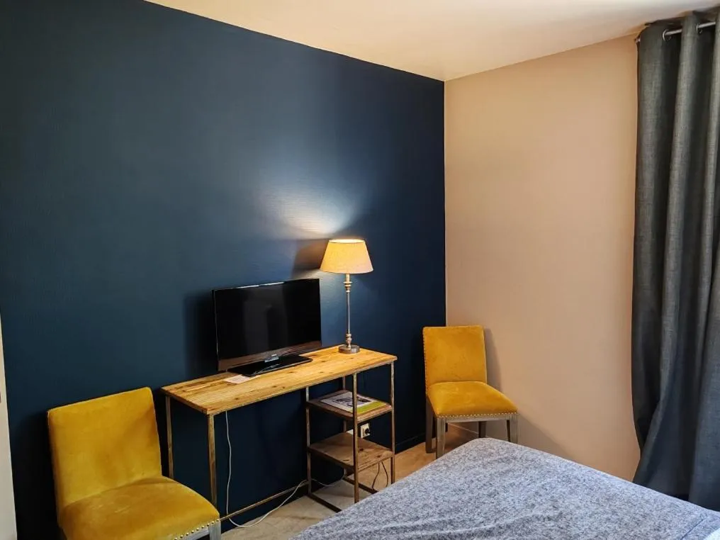 TV and multimedia, Bed in Logis Hotel - Restaurant Le Relais de Comodoliac