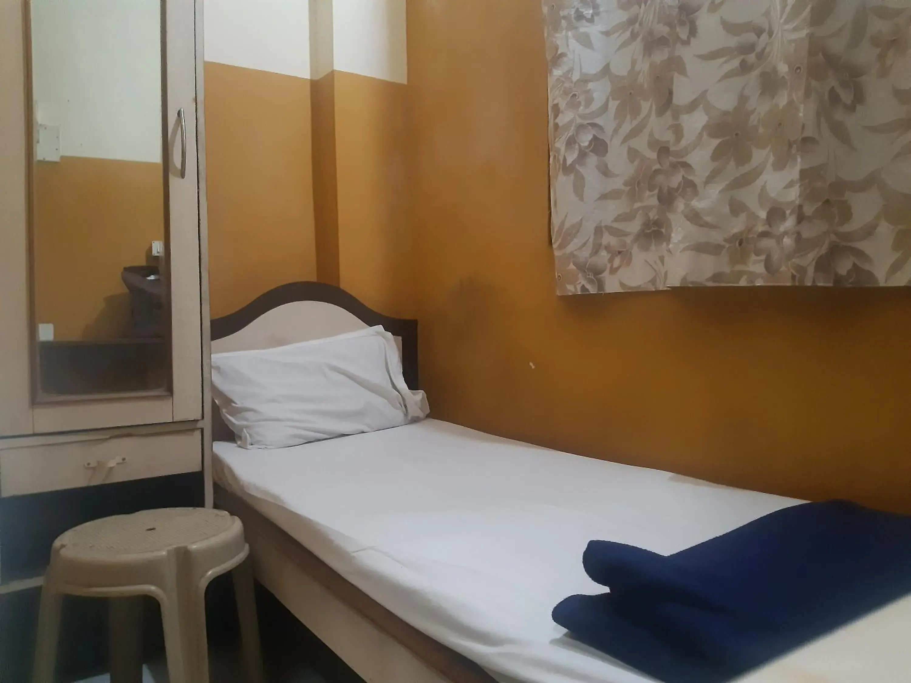 Budget Single Room in Greens Residency Budget Single Room in Greens Residency