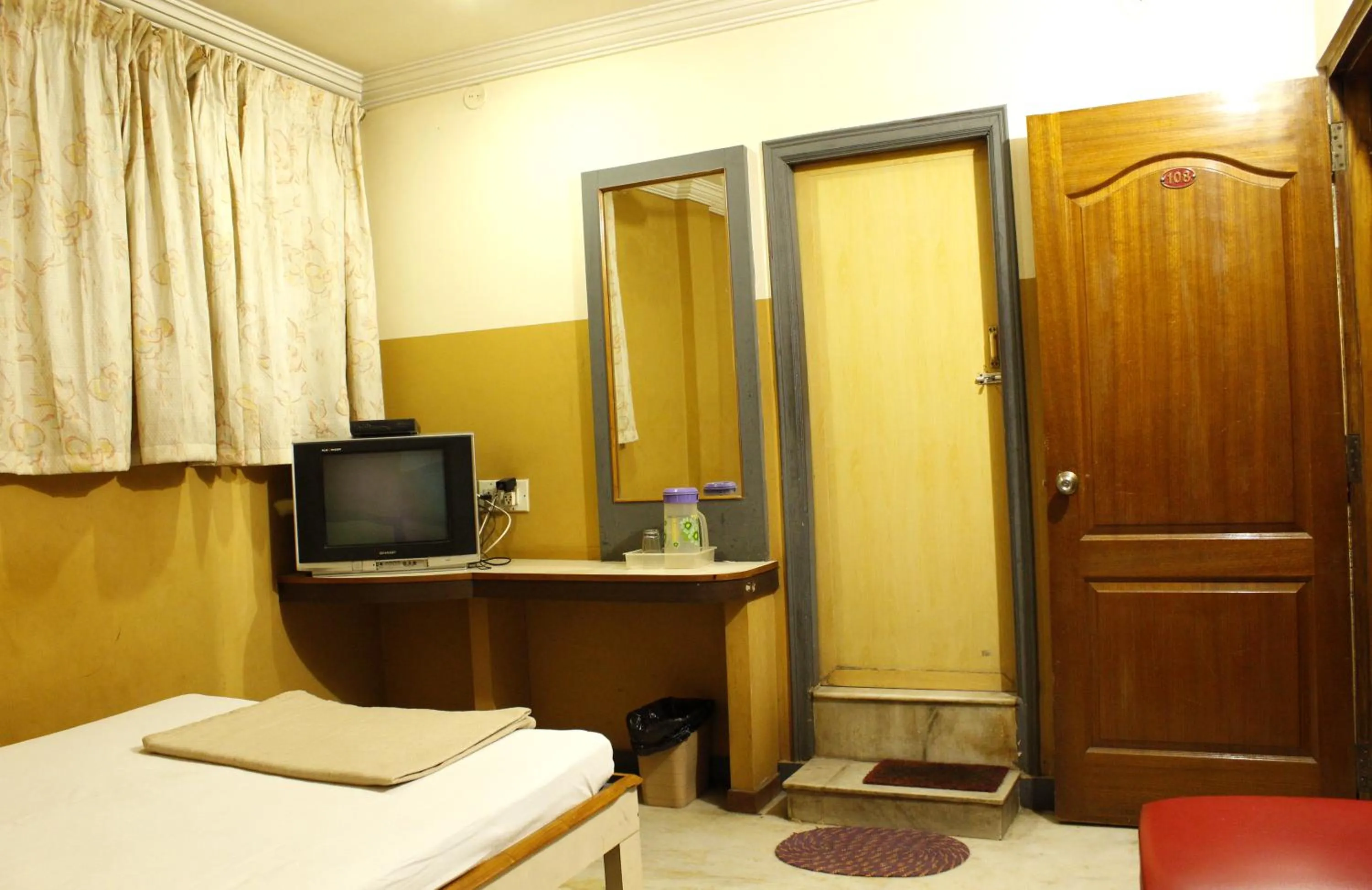 Communal lounge/ TV room in Greens Residency