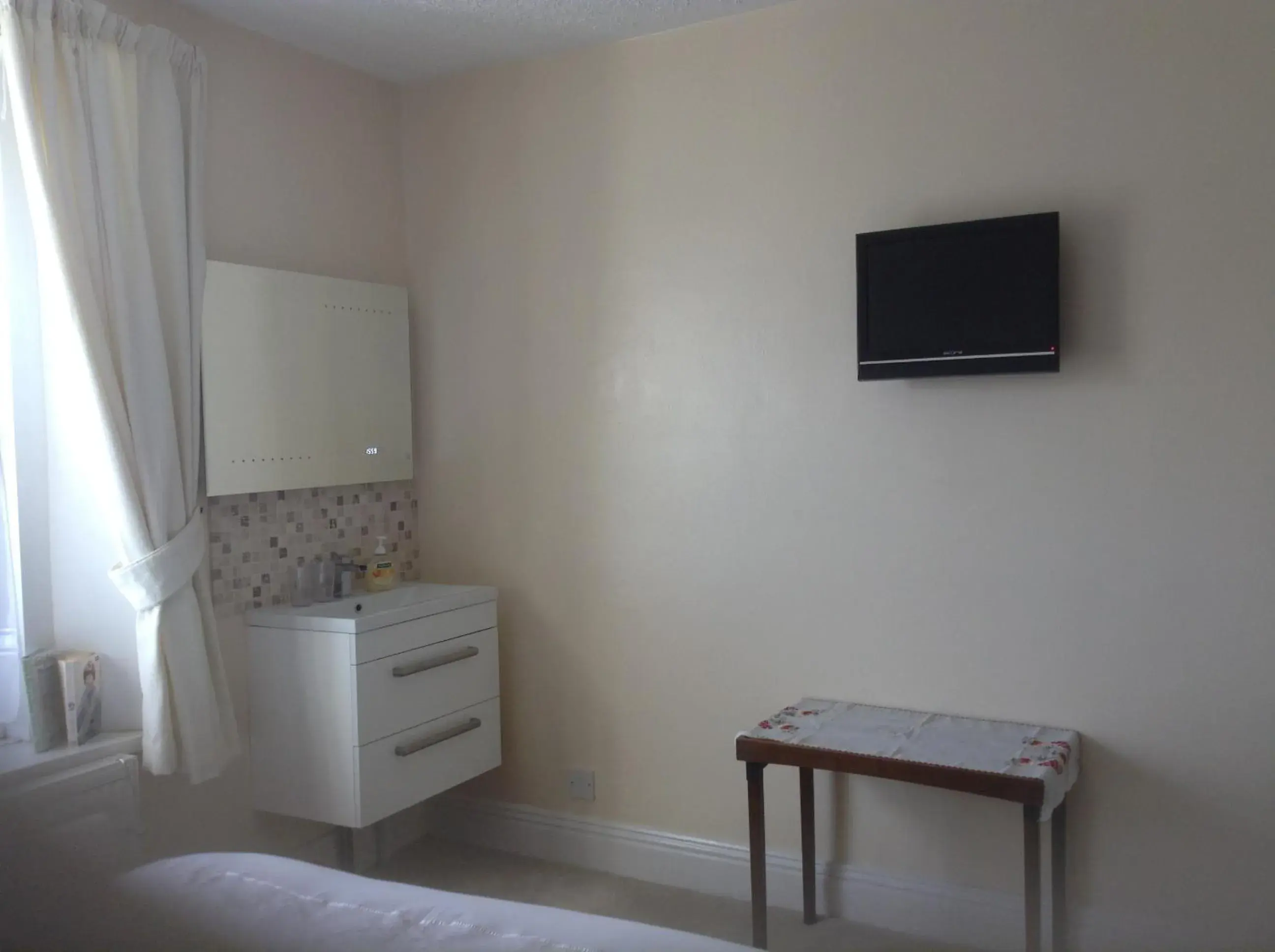 Double Room with Shared Bathroom in Drakewalls Bed And Breakfast Double Room with Shared Bathroom in Drakewalls Bed And Breakfast