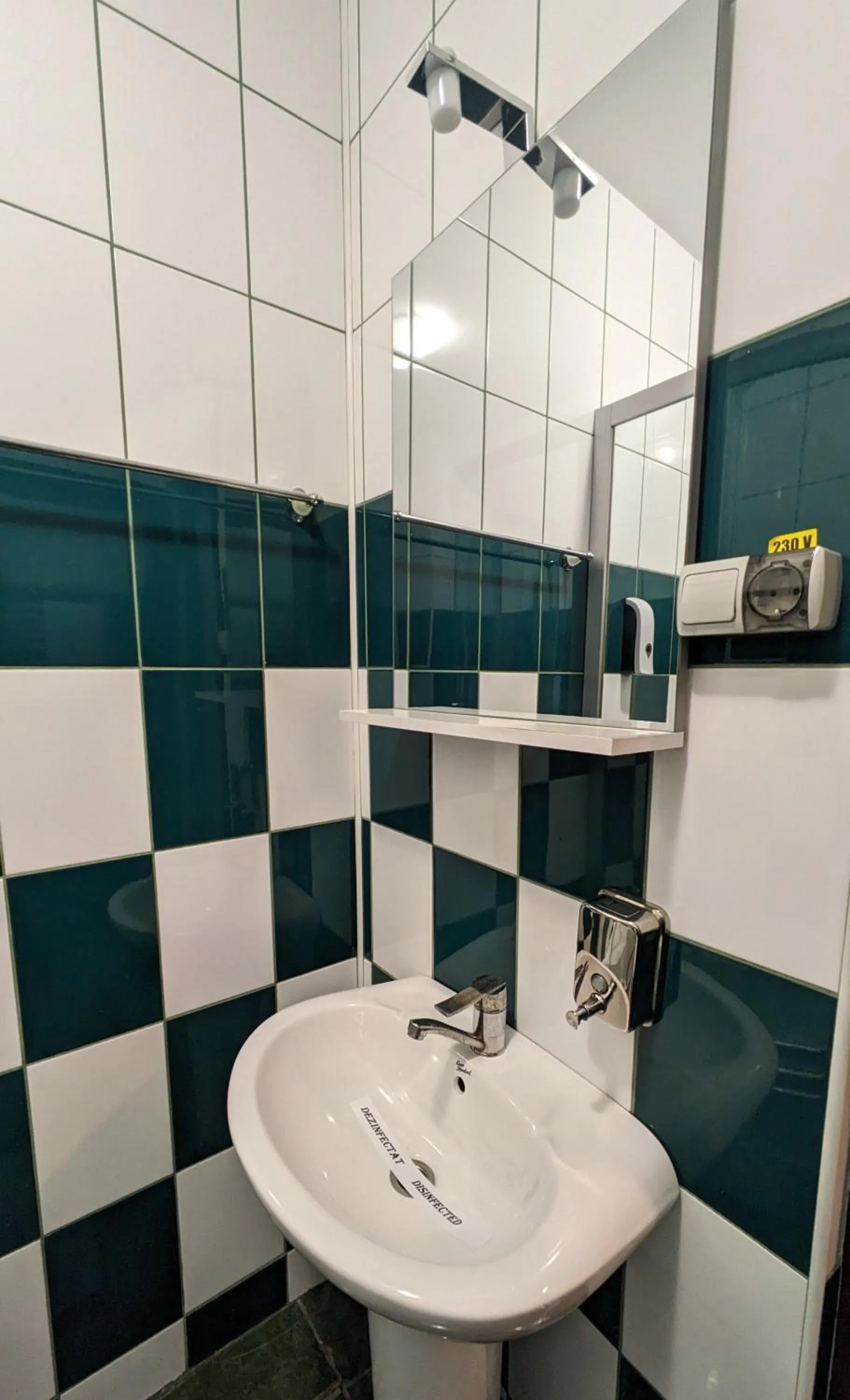 Shower in Motel Don Tomaso