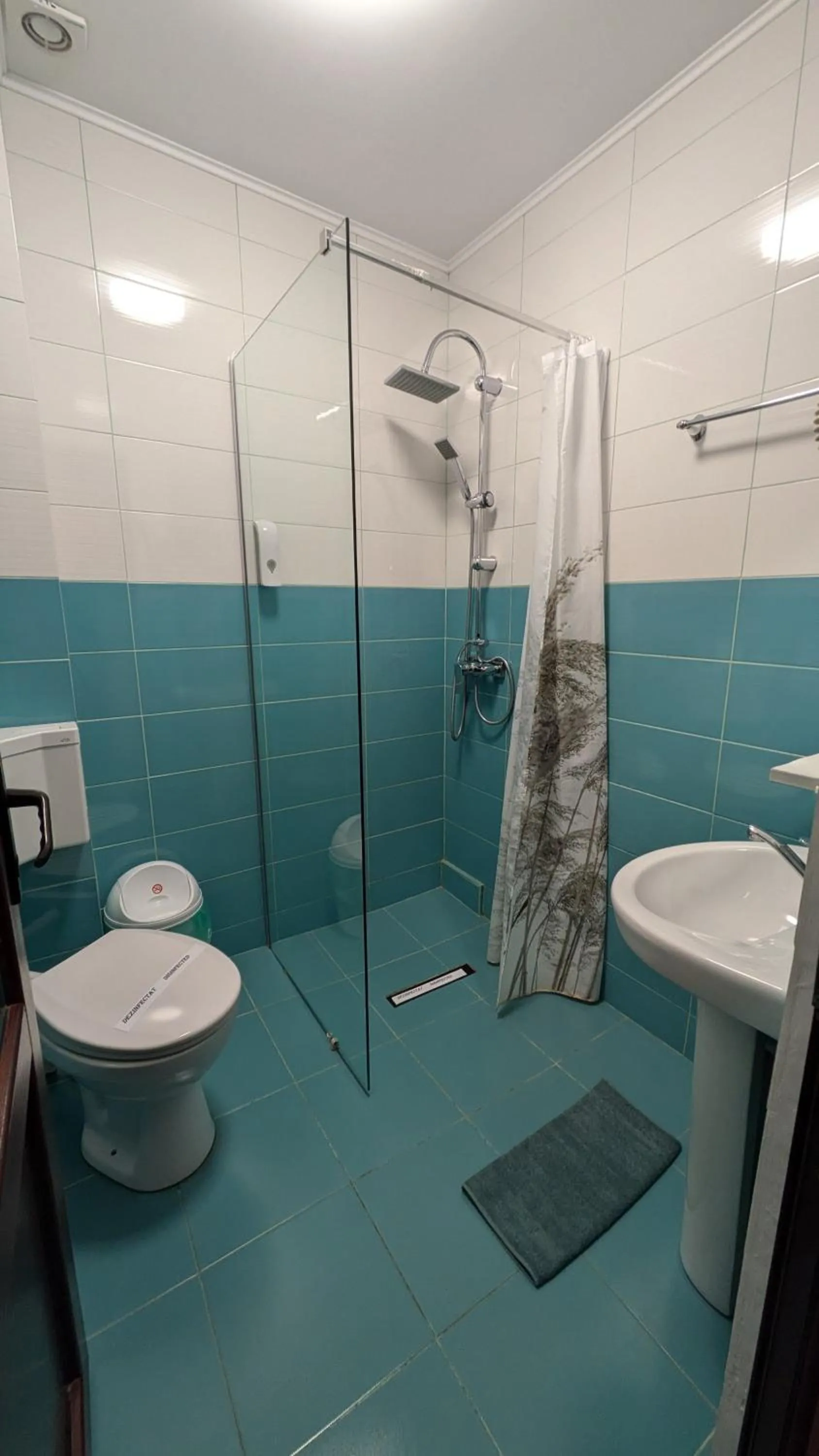 Shower in Motel Don Tomaso