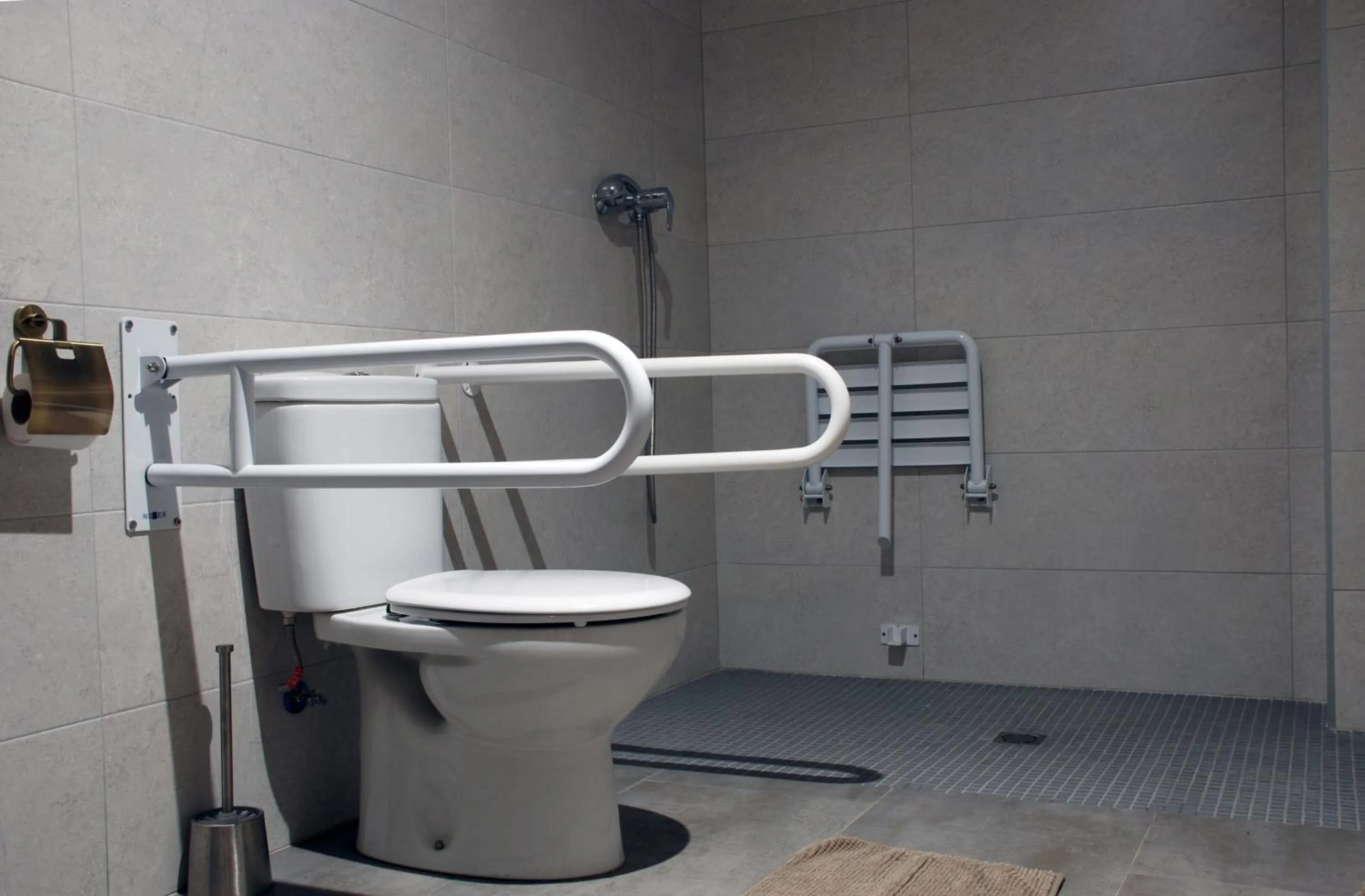 Shower in Alberg Cal Manel