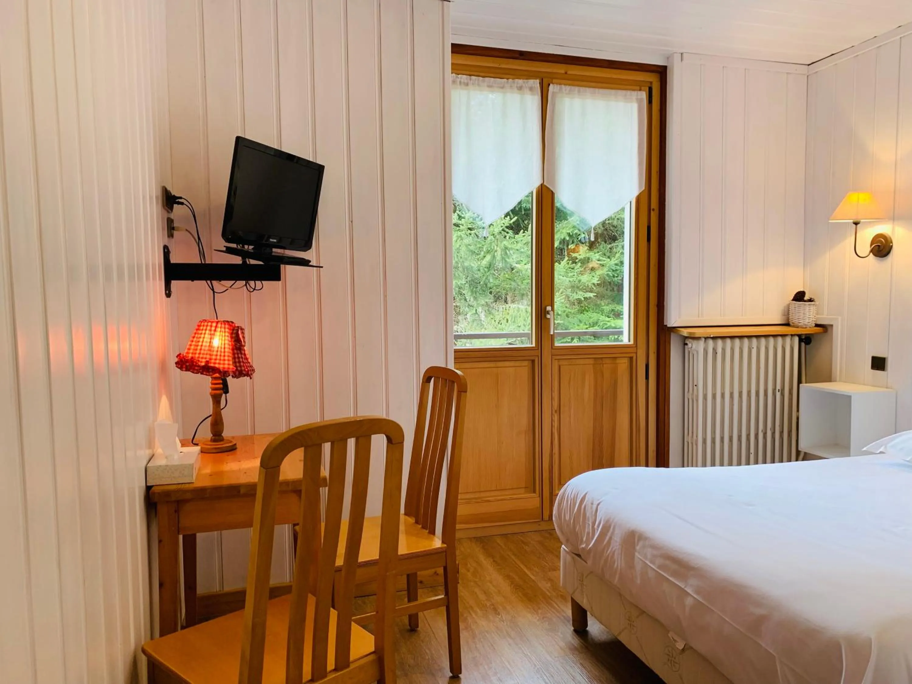 Photo of the whole room, Bed in L'Arveyron Open House