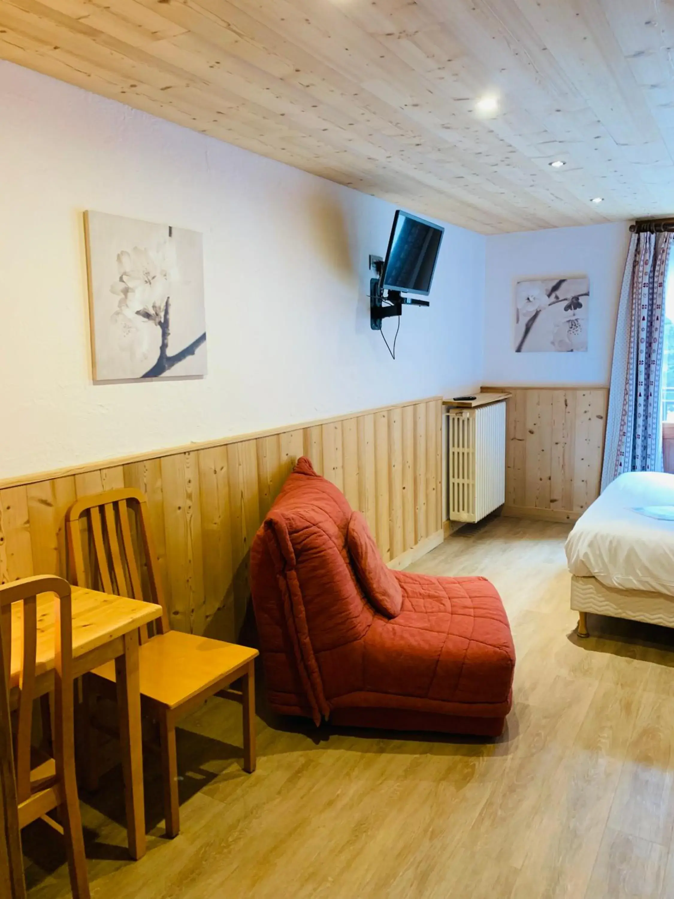 Seating area, Bed in L'Arveyron Open House Seating area, Bed in L'Arveyron Open House