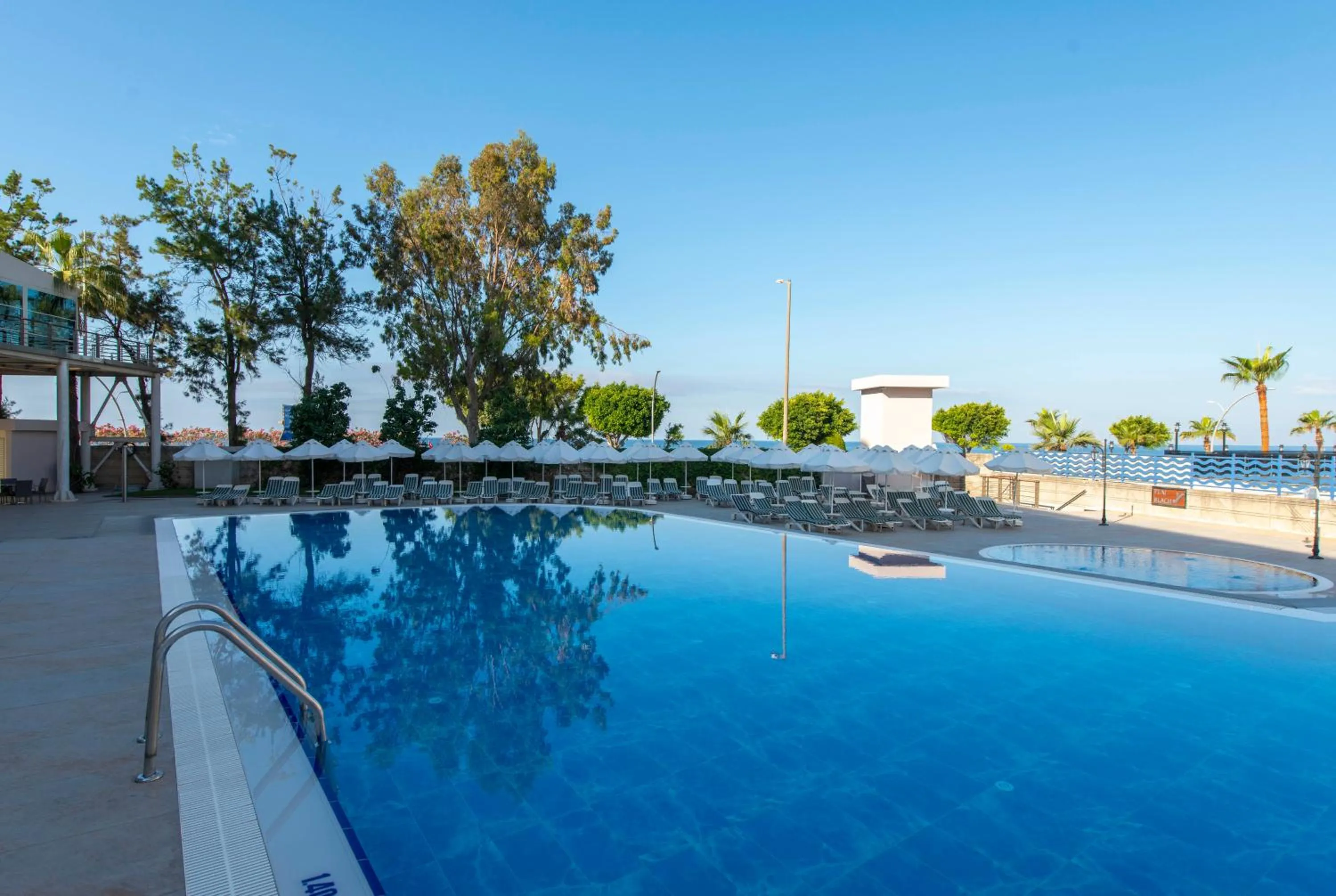 Swimming pool in Hotel Grand Kaptan - Ultra All Inclusive