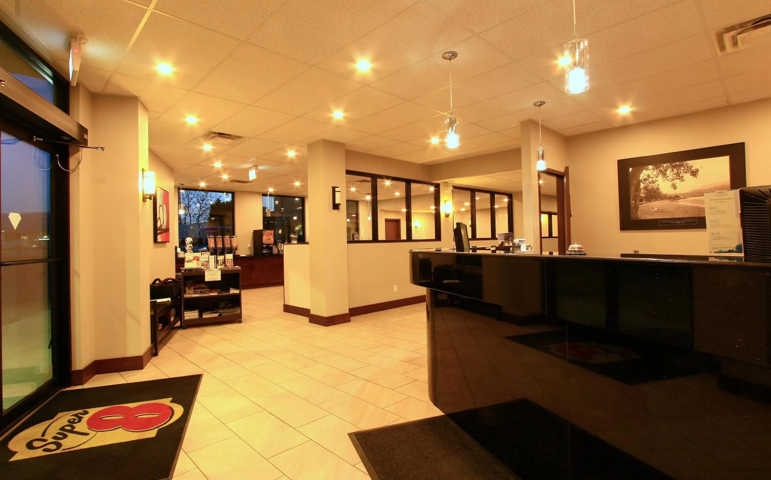Lobby or reception in Super 8 by Wyndham Kelowna BC