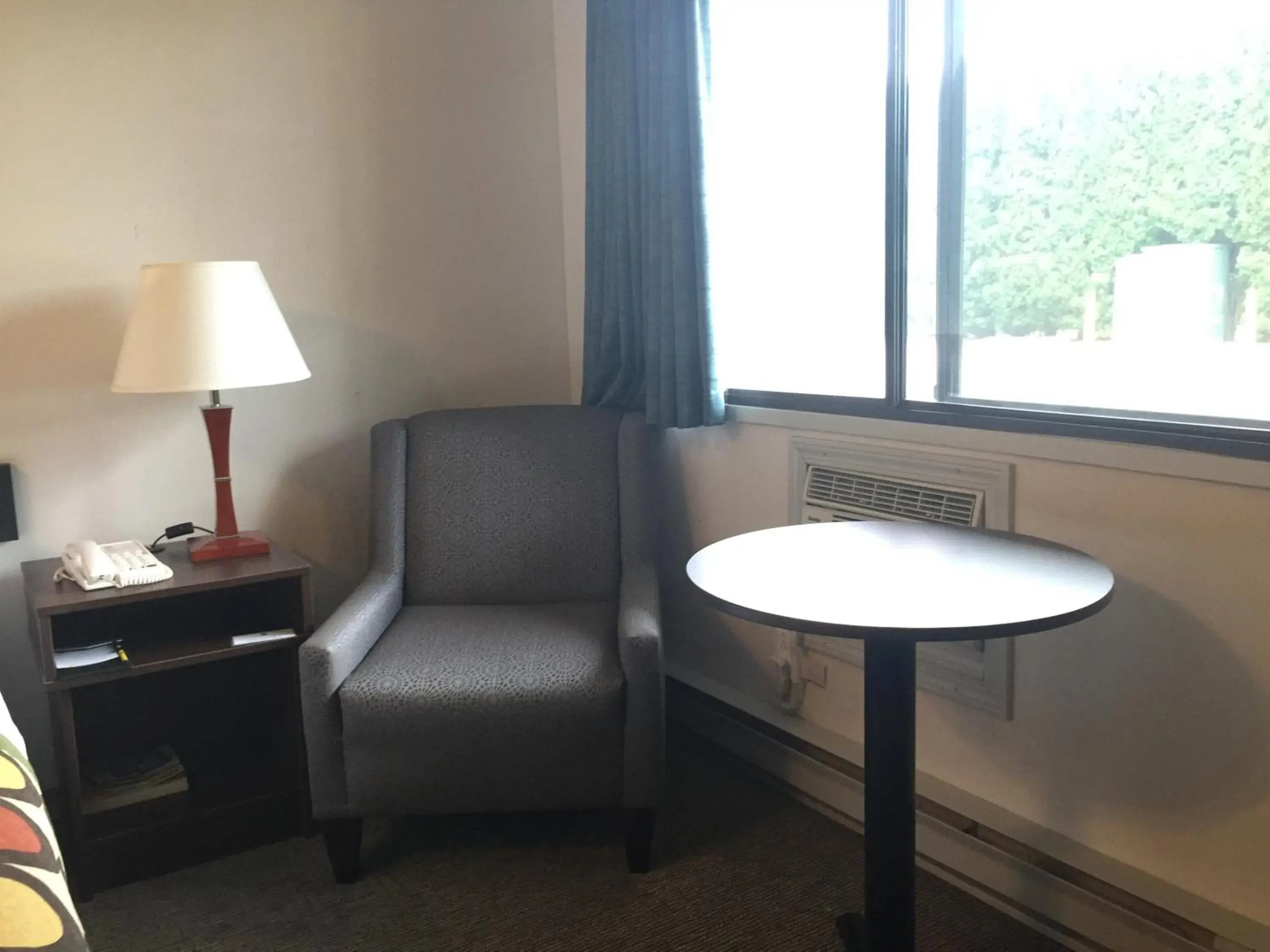 Queen Room - Non-Smoking in Super 8 by Wyndham Kelowna BC Queen Room - Non-Smoking in Super 8 by Wyndham Kelowna BC