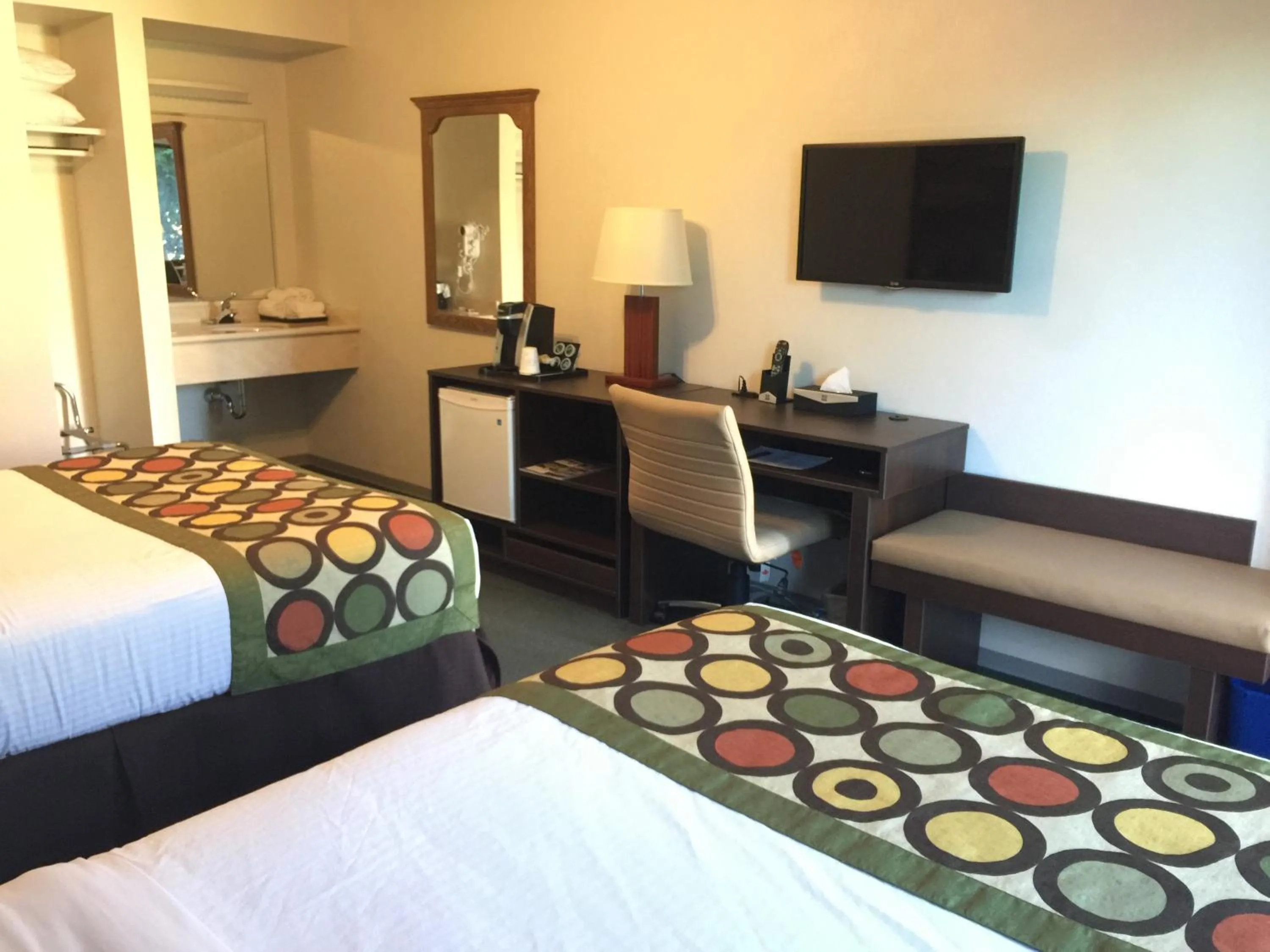 Photo of the whole room, Bed in Super 8 by Wyndham Kelowna BC