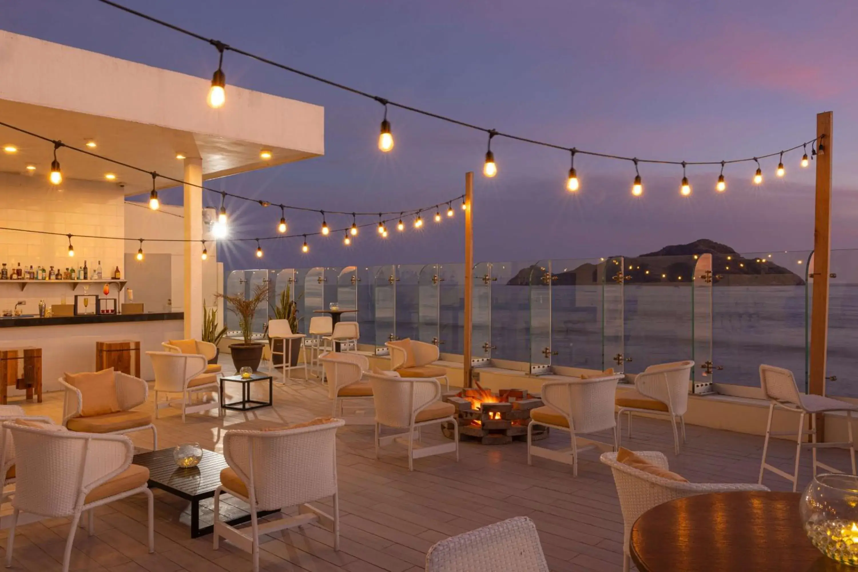 Lounge or bar in DoubleTree by Hilton Mazatlan, SIN Lounge or bar in DoubleTree by Hilton Mazatlan, SIN