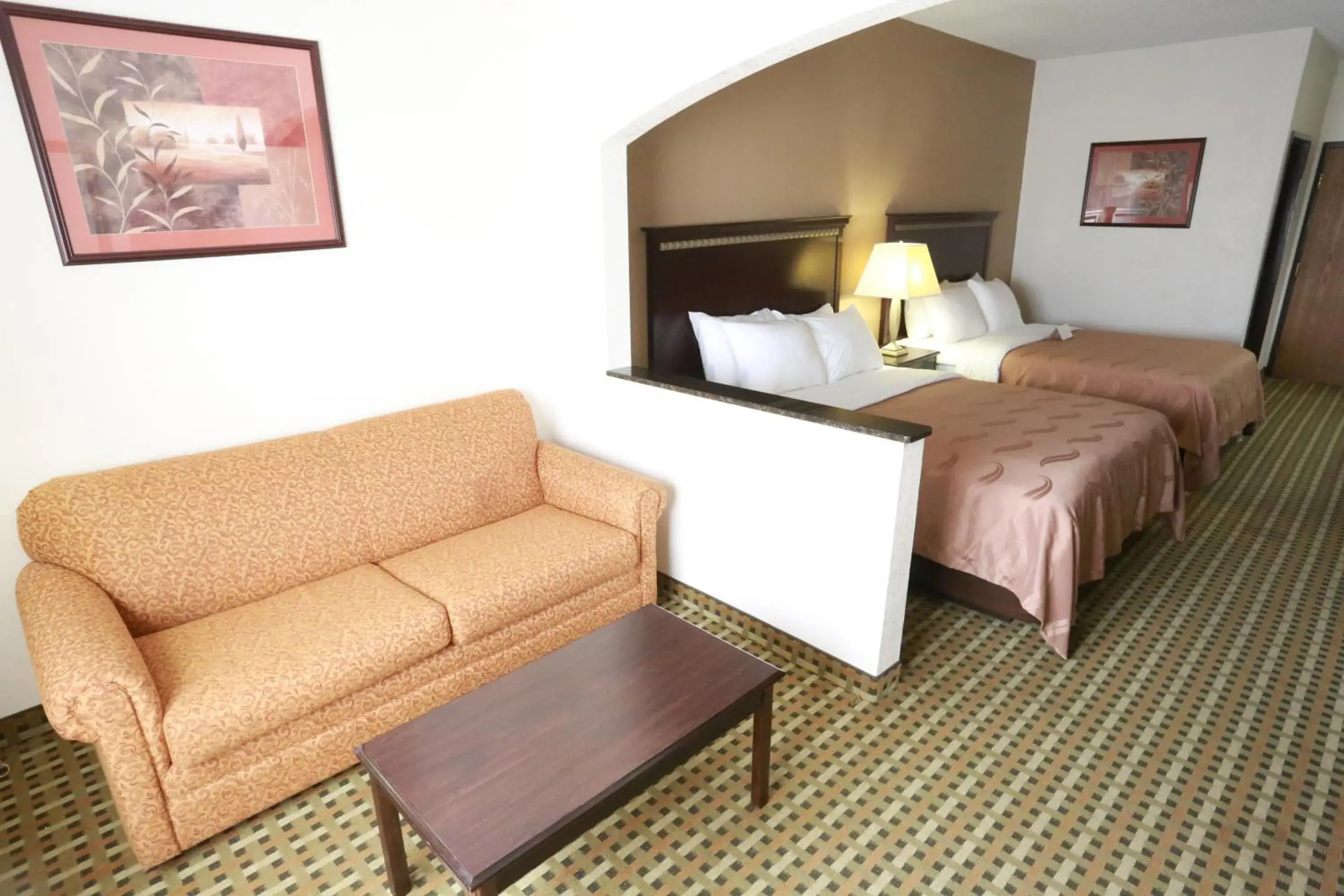 Bedroom, Bed in Quality Suites Burleson - Ft Worth Bedroom, Bed in Quality Suites Burleson - Ft Worth