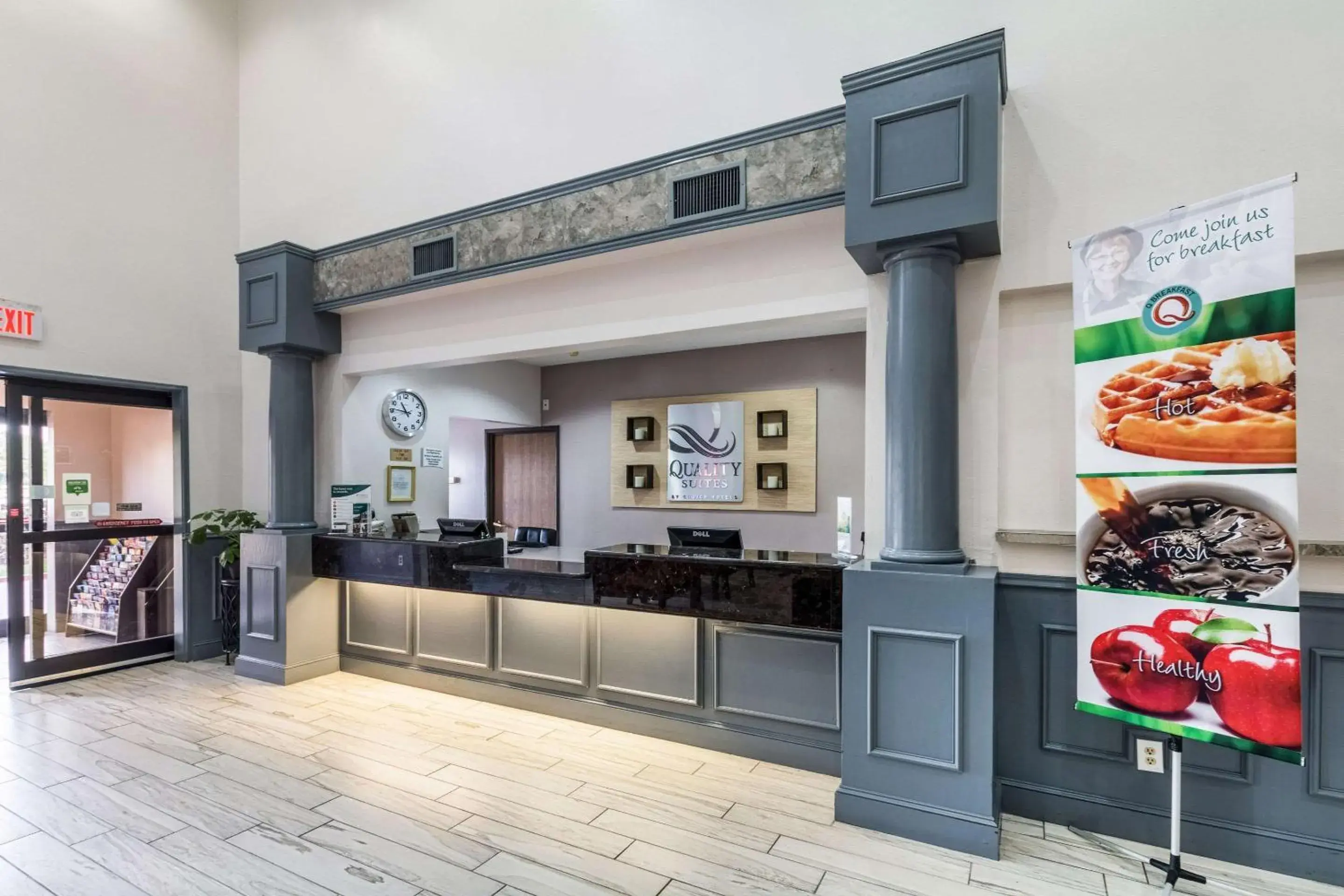 Lobby or reception in Quality Suites Burleson - Ft Worth Lobby or reception in Quality Suites Burleson - Ft Worth