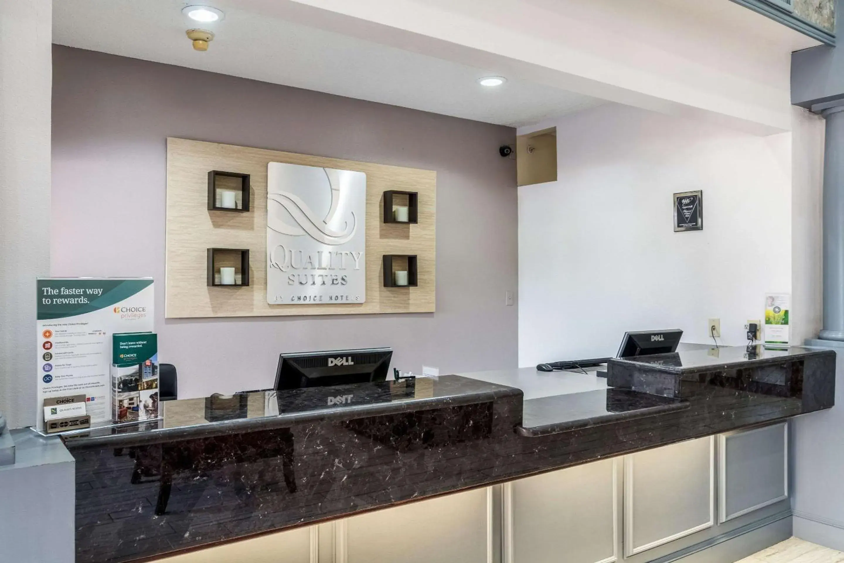 Lobby or reception in Quality Suites Burleson - Ft Worth Lobby or reception in Quality Suites Burleson - Ft Worth