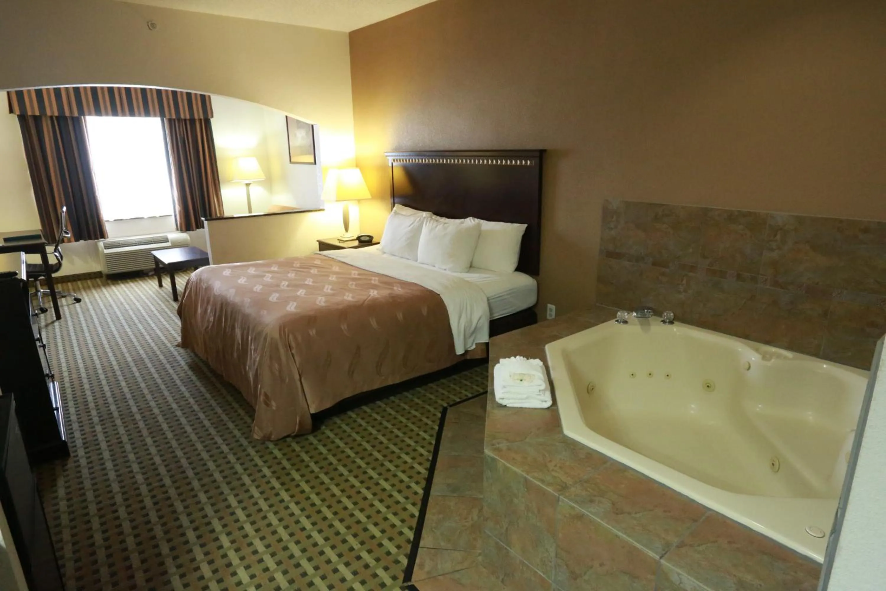 Photo of the whole room, Bed in Quality Suites Burleson - Ft Worth