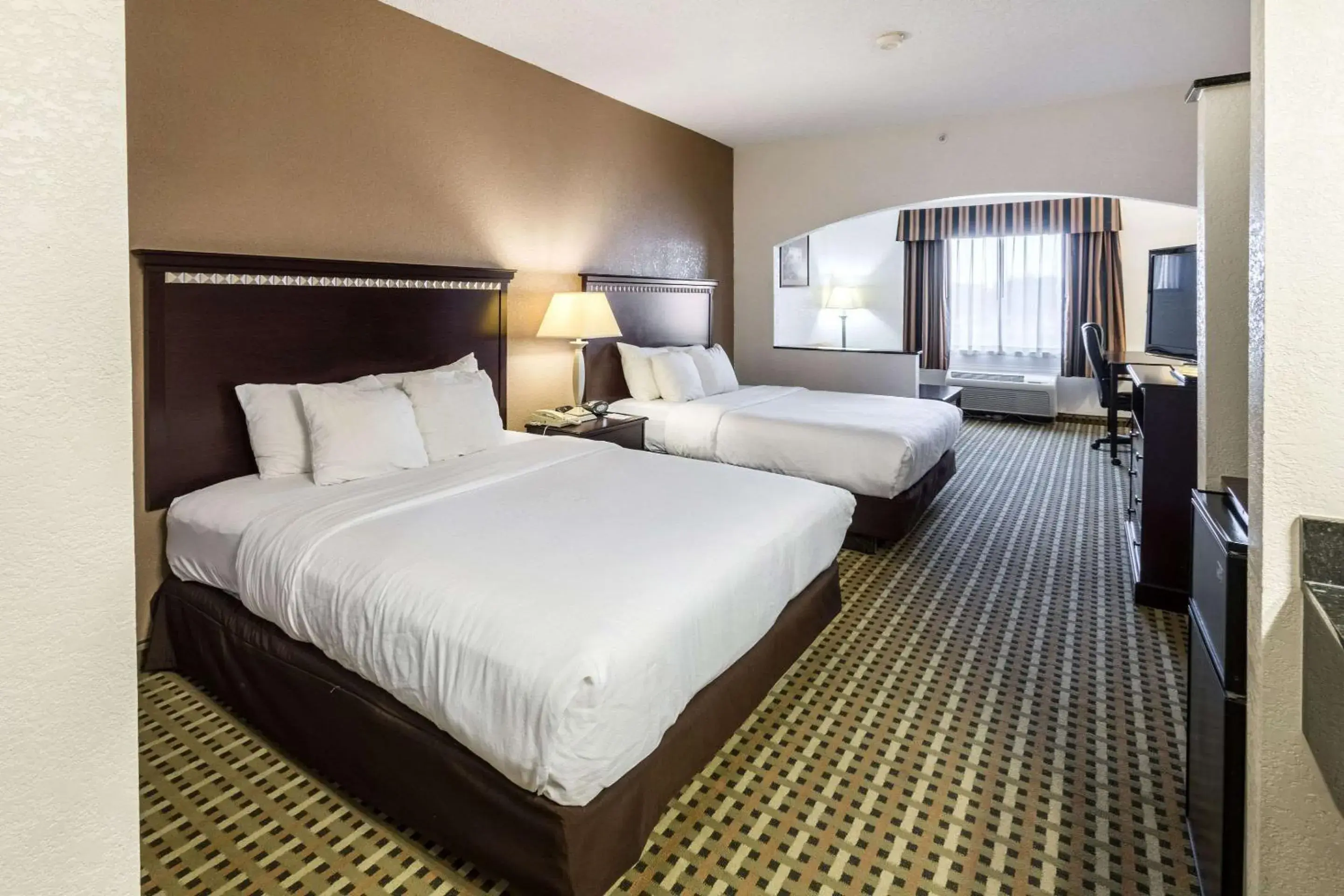 Photo of the whole room, Bed in Quality Suites Burleson - Ft Worth Photo of the whole room, Bed in Quality Suites Burleson - Ft Worth