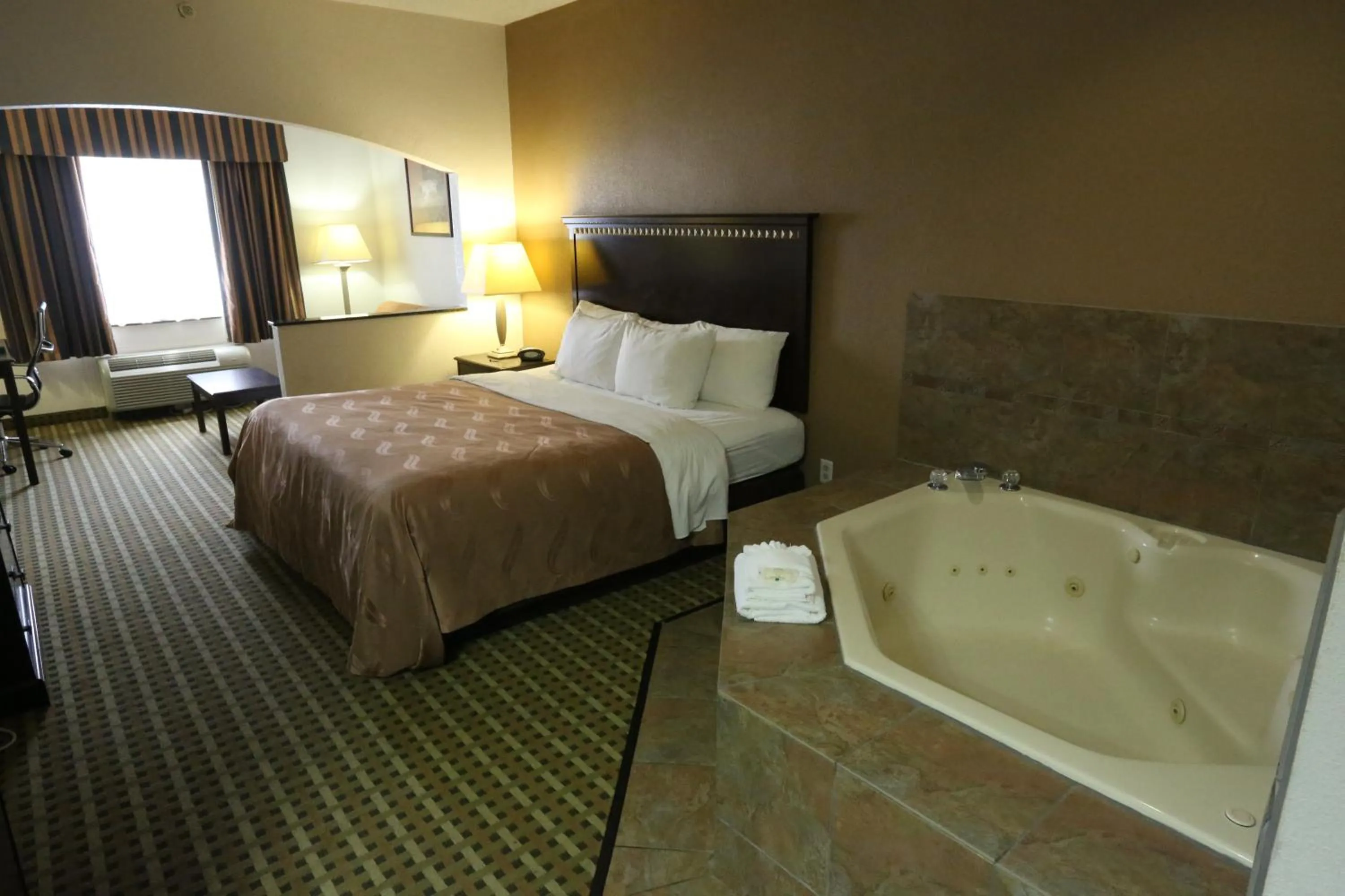 Photo of the whole room, Bed in Quality Suites Burleson - Ft Worth