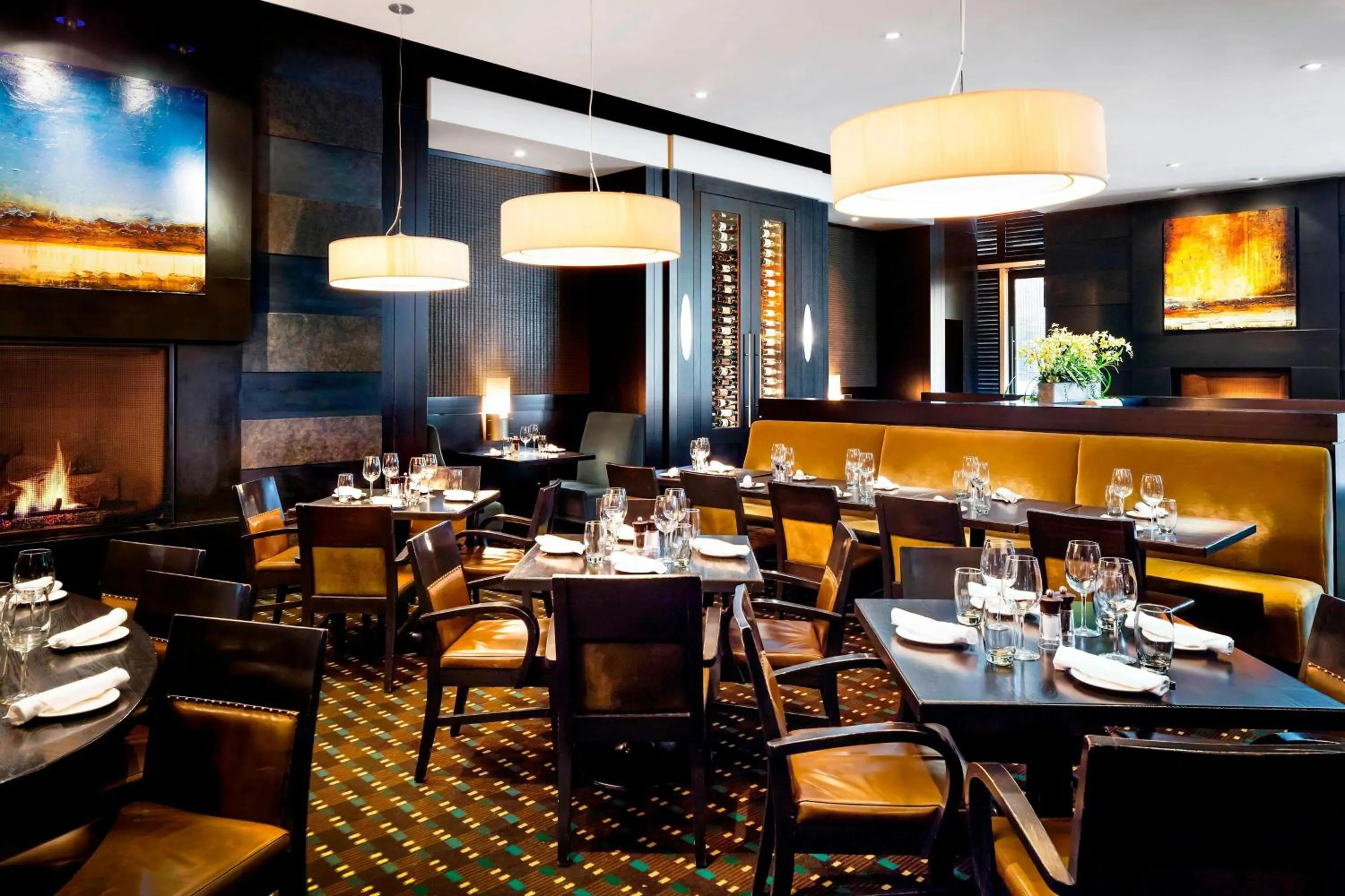 Lounge or bar in The Westin Calgary