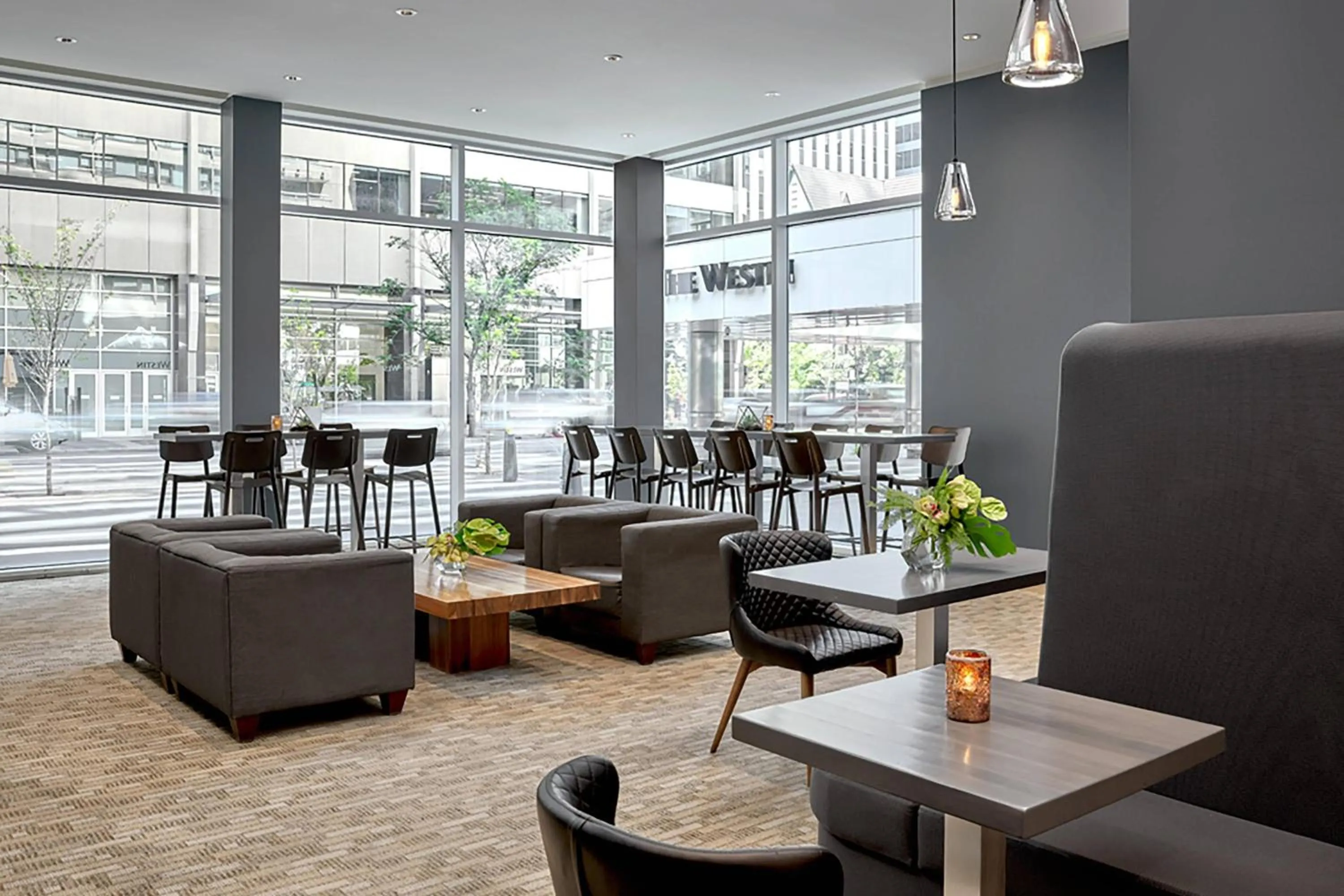 Lounge or bar in The Westin Calgary