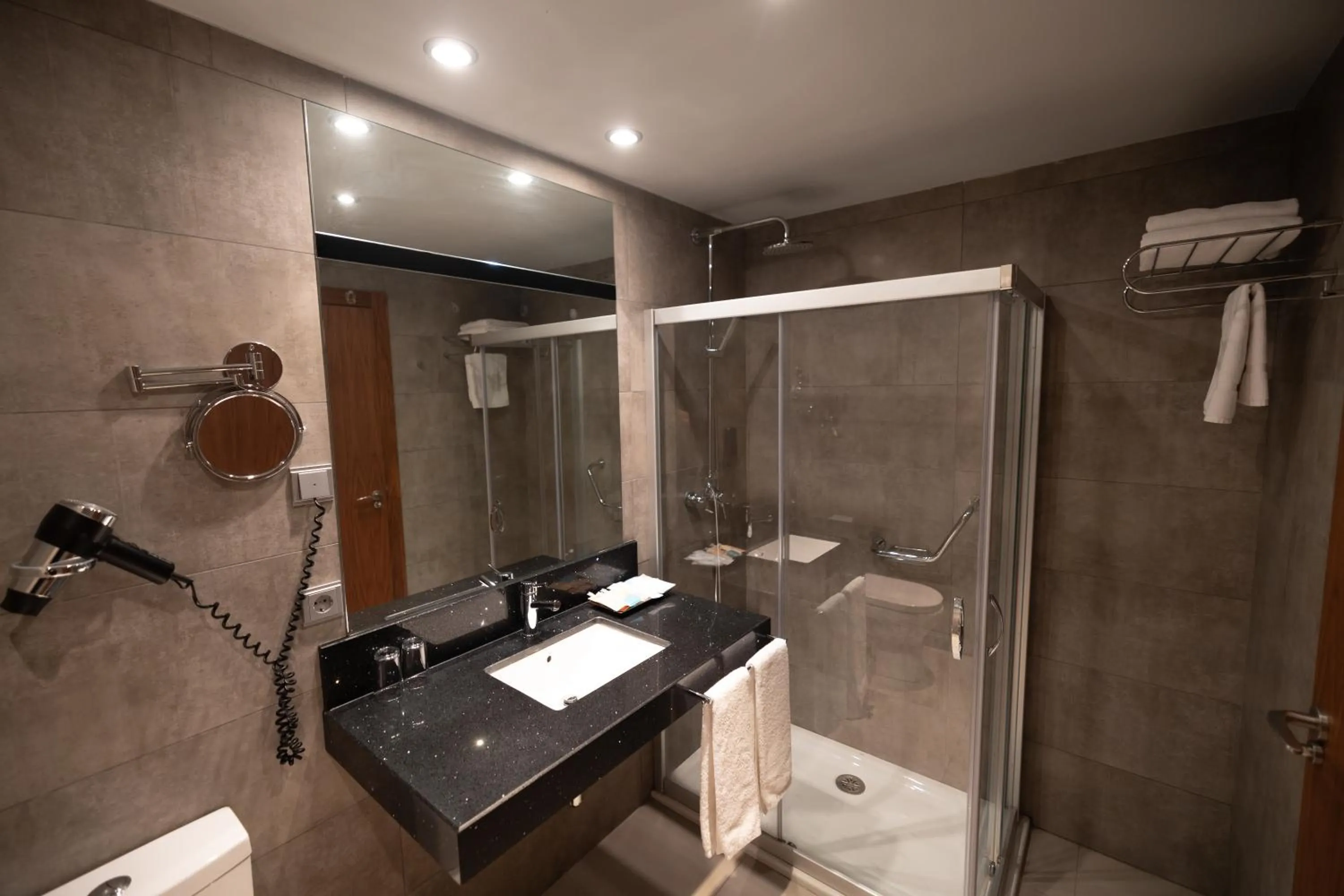 Shower in Hotel Ciudad de Ponferrada, Ascend Hotel Collection