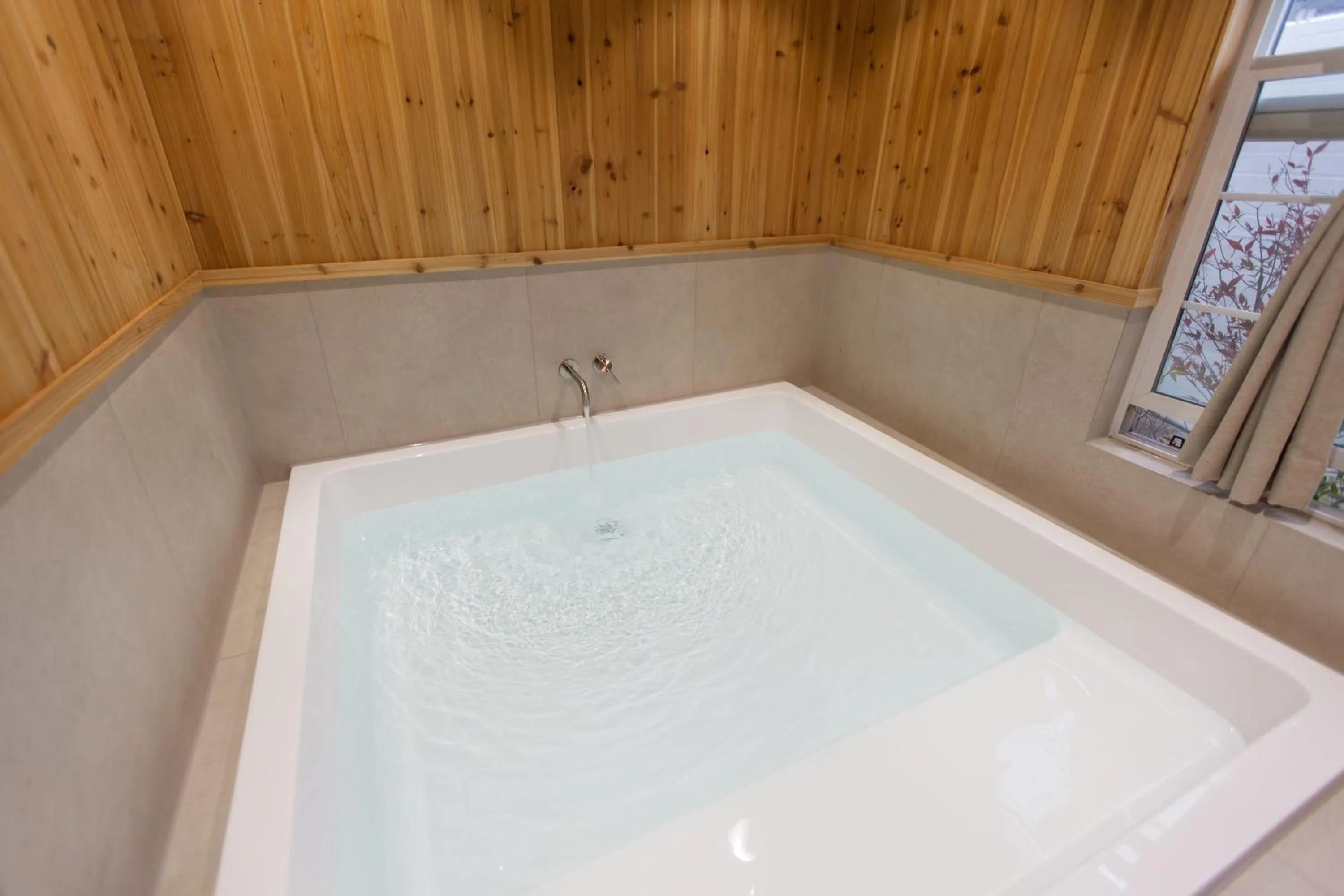 Hot Tub in Jeonju Hanok Little Prince