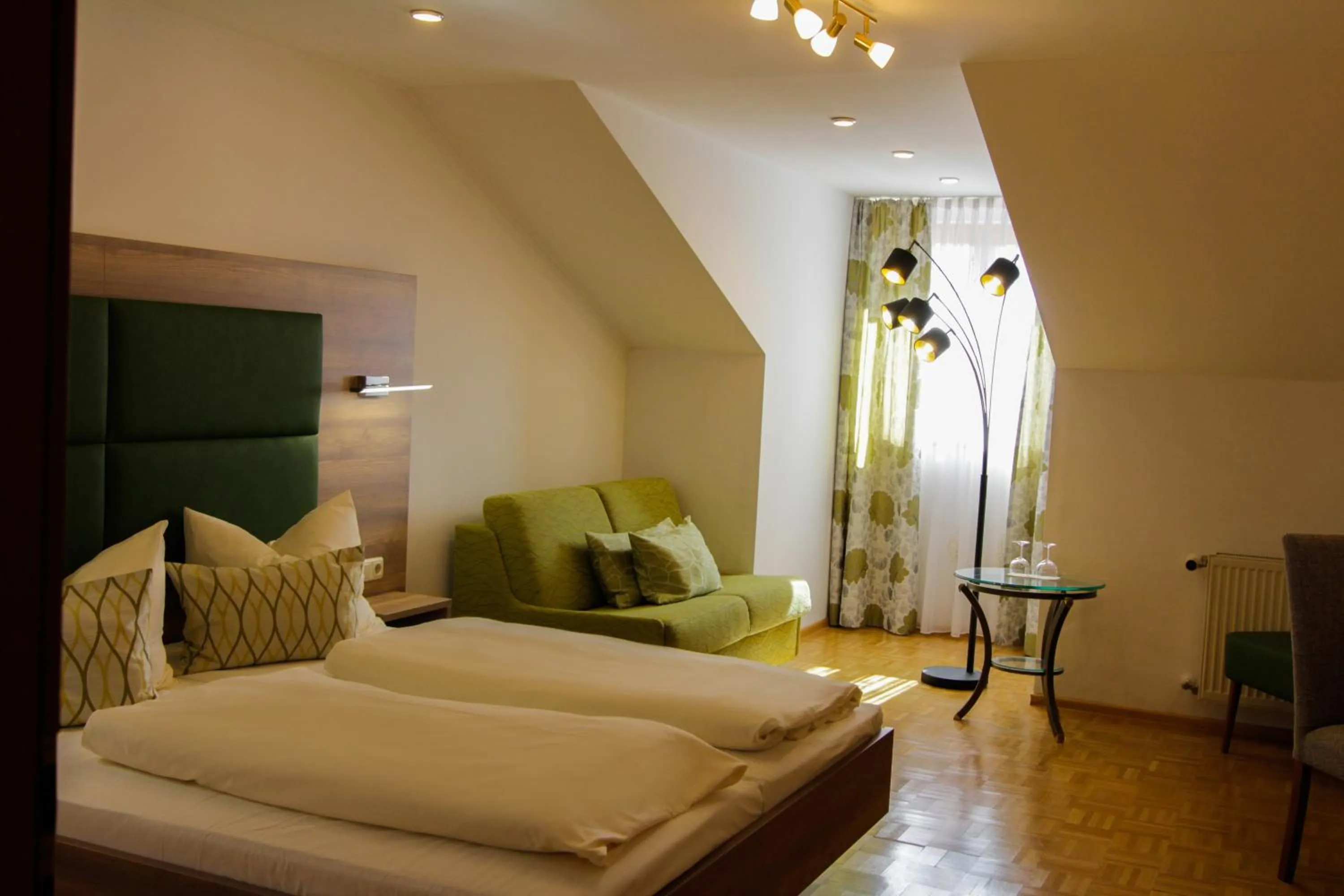 Bed in Hotel Burgwirt