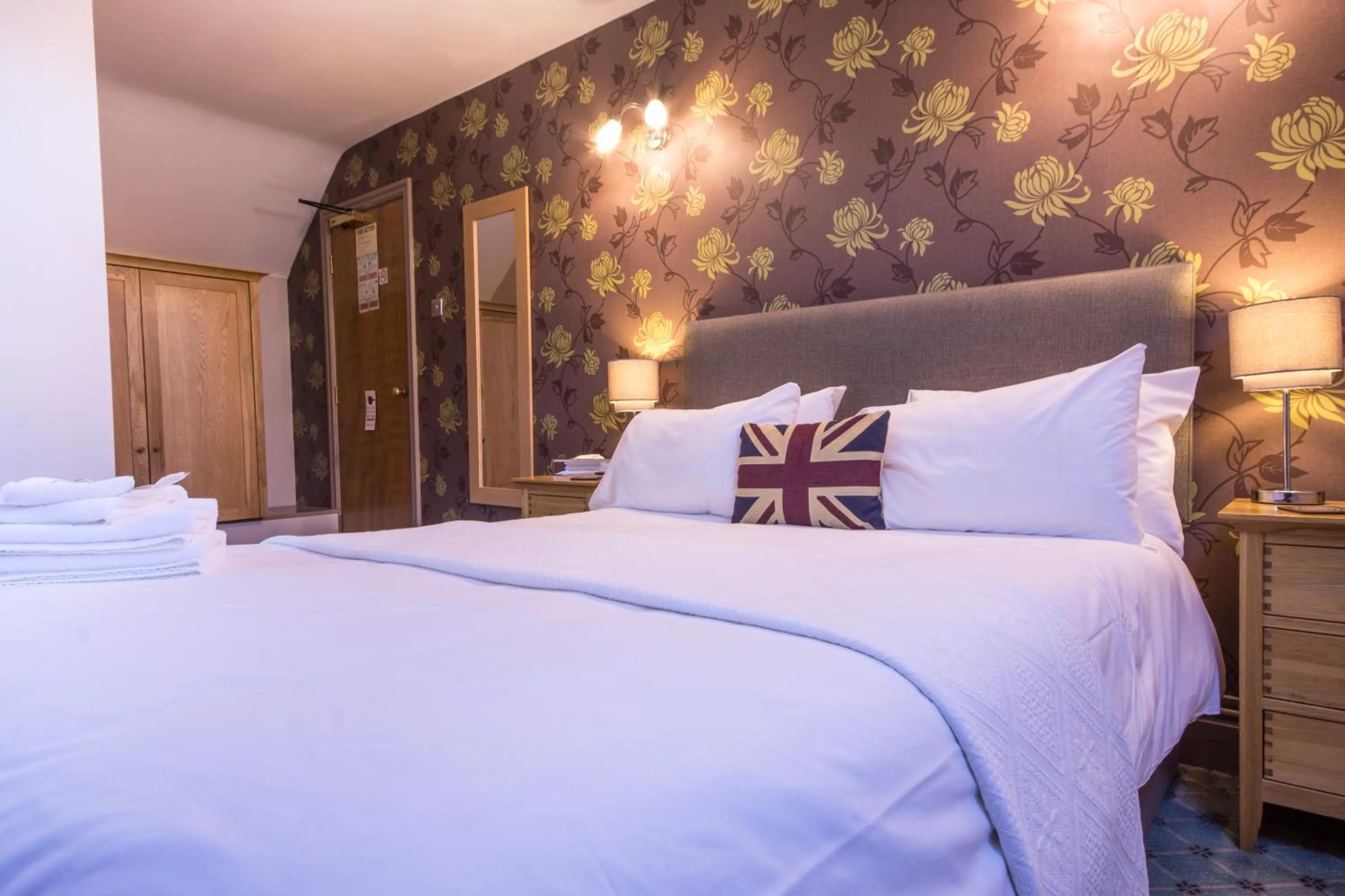 Bedroom, Bed in Yorkshire Bridge Inn