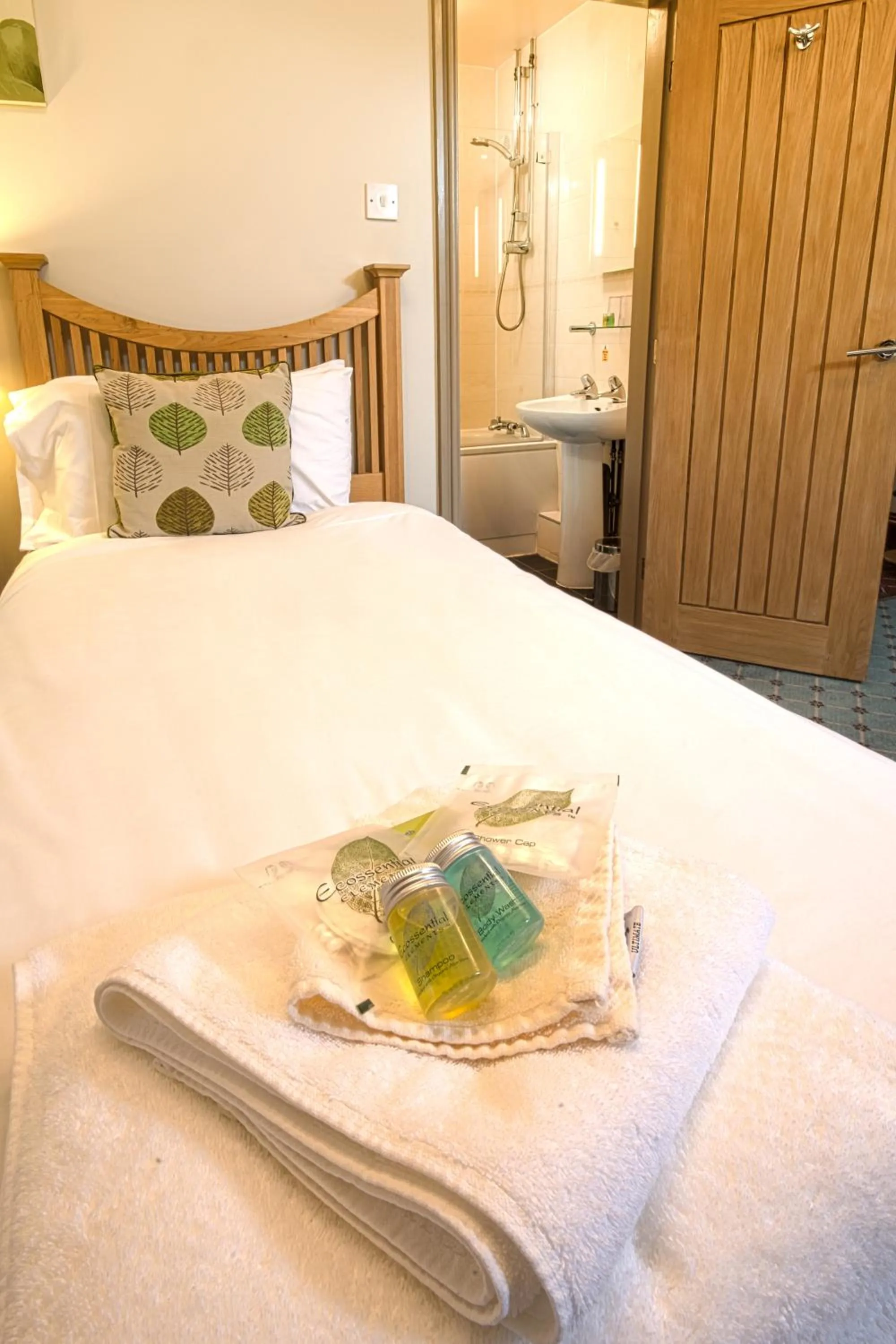 Bathroom, Bed in Yorkshire Bridge Inn