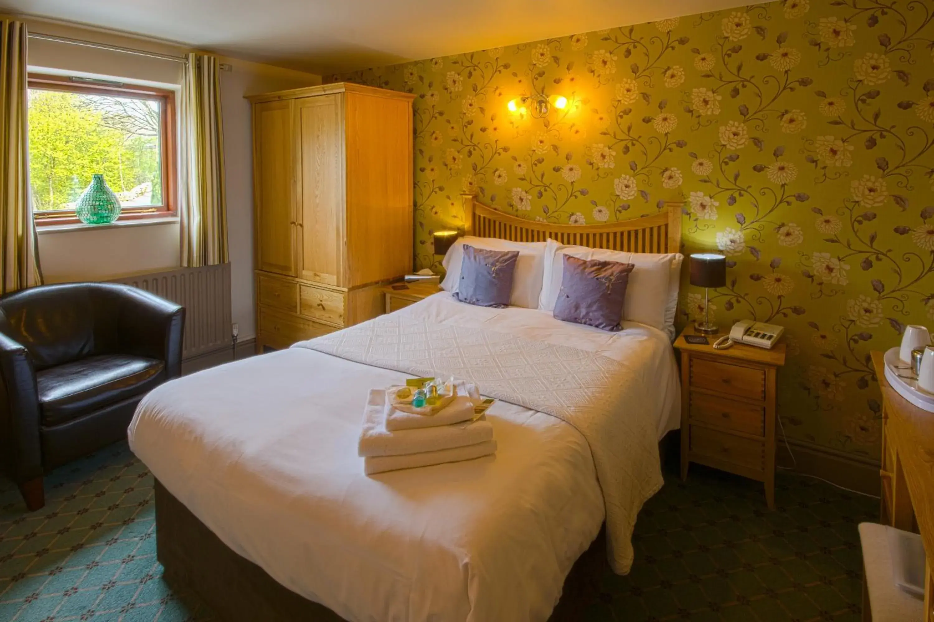 Double Room with Private Bath - single occupancy in Yorkshire Bridge Inn Double Room with Private Bath - single occupancy in Yorkshire Bridge Inn
