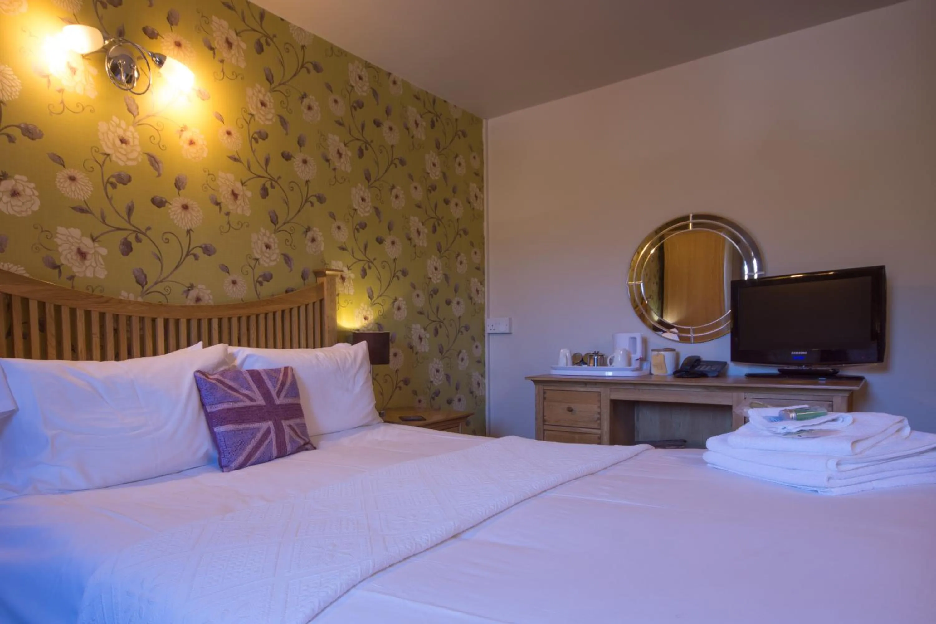 Bedroom, Bed in Yorkshire Bridge Inn